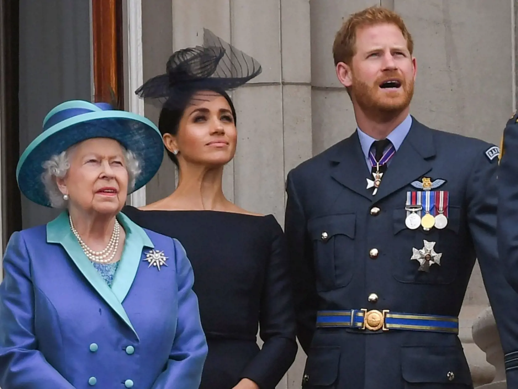 Kráľovná Alžbeta II., Meghan a Harry na balkóne Buckinghamského paláca 10. júla 2018.