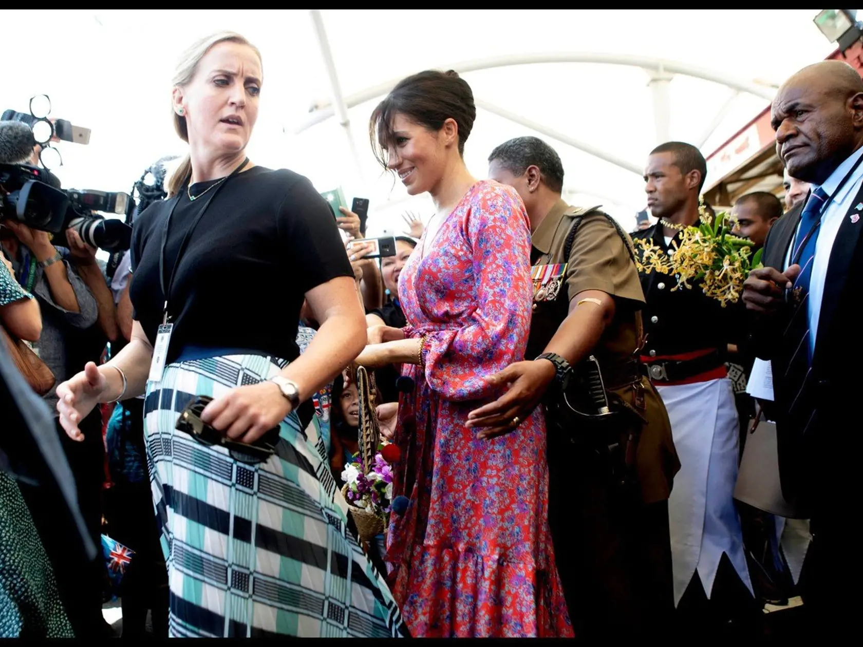 Kritická situácia na trhovisku Suva na ostrove Fidži: bodyguardka sa rýchlo snažila dostať Meghan preč z davu. O pár mesiacov dala výpoveď.
