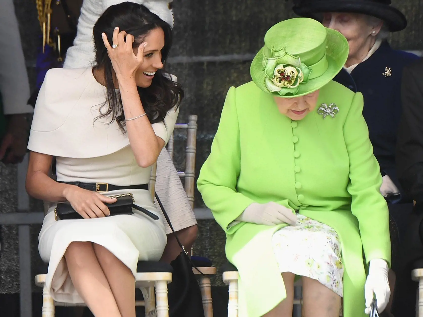 Meghan Markle bola vedľa kráľovnej nervózna a nepôsobila tak prirodzene ako Kate.