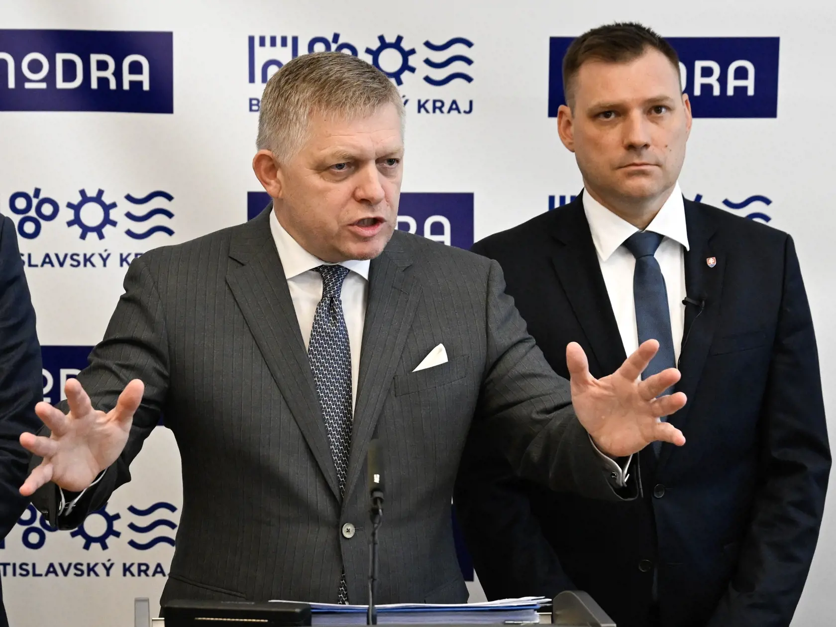 Na snímke sprava podpredseda vlády a minister životného prostredia SR Tomáš Taraba (nominant SNS) a predseda vlády SR Robert Fico (Smer-SD) po výjazdovom rokovaní vlády SR 9. októbra 2024 v Modre. FOTO TASR - Pavel Neubauer