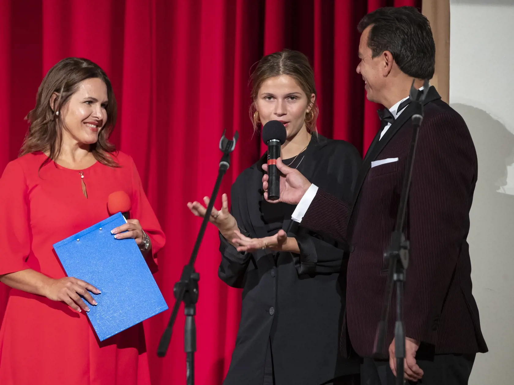 Otvorenie zrekonštruovaného strediska kultúry na Vanorskej ulici v Bratislave. Na snímke je Bibiana Ondrejková, Tamara Kramárová a Roman Pomajbo.