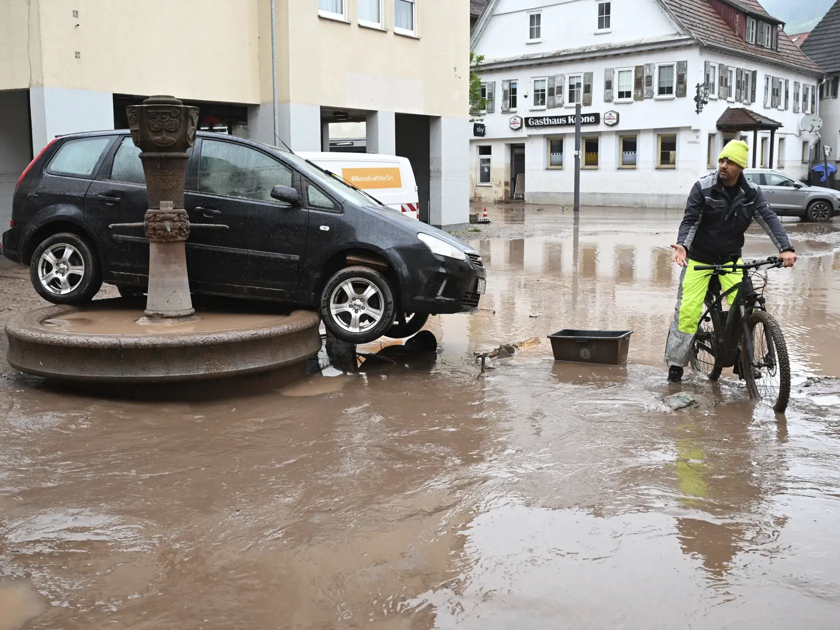 Auto podmyté záplavovou vodou je odstavené na studni v nemeckom Rudesbergu 3. júna 2024. Silné nepretržité dažde spôsobili cez víkend na juhu Nemecka záplavy, miestami mimoriadneho rozsahu. Aj to je prejav extrémneho počasia.