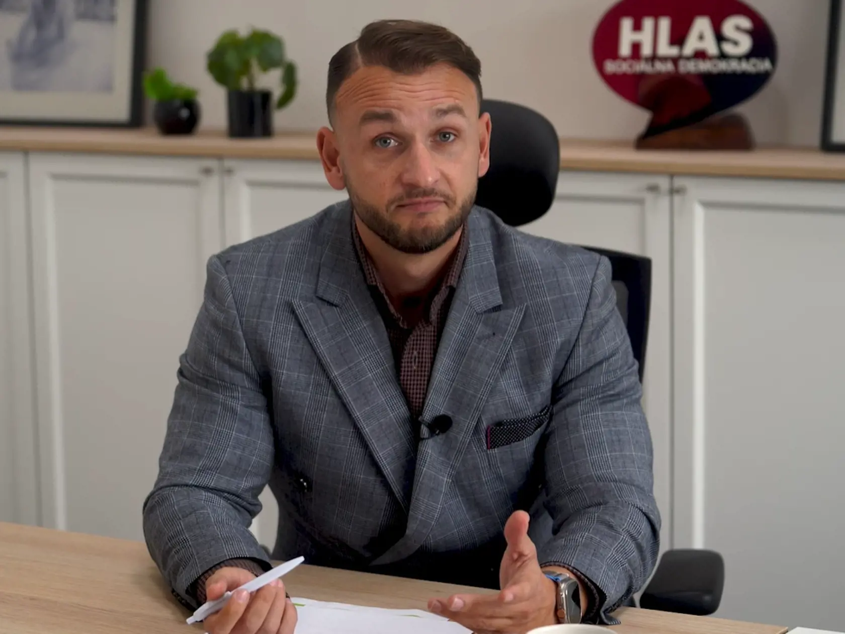 "Predvolebné sľuby OĽANO o transparentných výberových konaniach už zrejme na ministerstve vnútra netrápia ani vrátnika, a nie to ešte ministra. A tento človek stojí na čele ministerstva vnútra aj po siedmych pokusoch o jeho odvolávanie," vyhlásil o Mikulcovi poslanec Šutaj Eštok. "Som presvedčený, že božie mlyn melú pomaly, ale isto," podotkol.