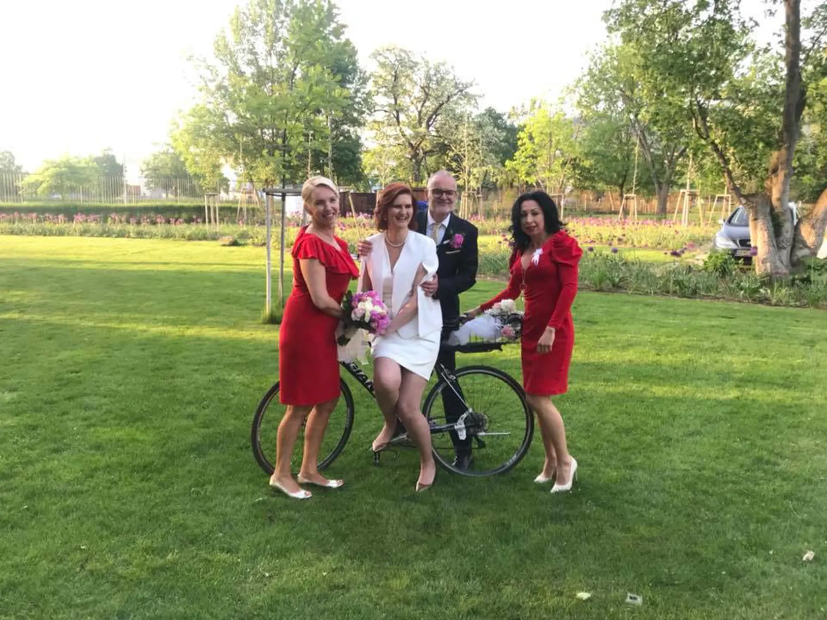 Poslankyňa z SNS Eva Antošová na svadbe svojej dlhoročnej priateľky.
