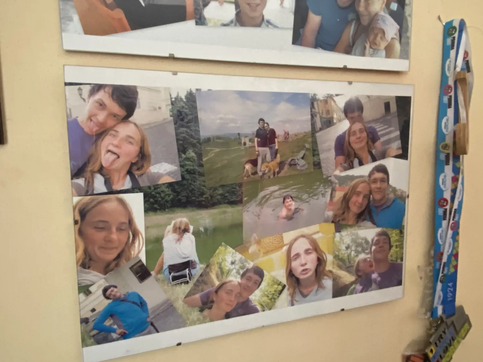 Spomienka na Martinu a Jána v obývacej izbe Zlatice Kušnírovej.