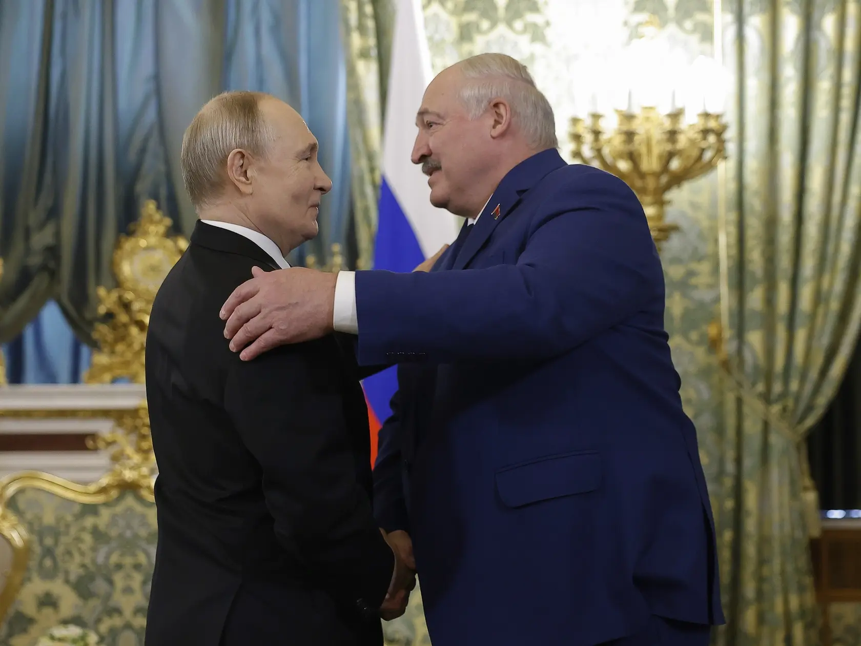 Ruský prezident Vladimir Putin (vľavo) si podáva ruku s bieloruským prezidentom Alexandrom Lukašenkom.