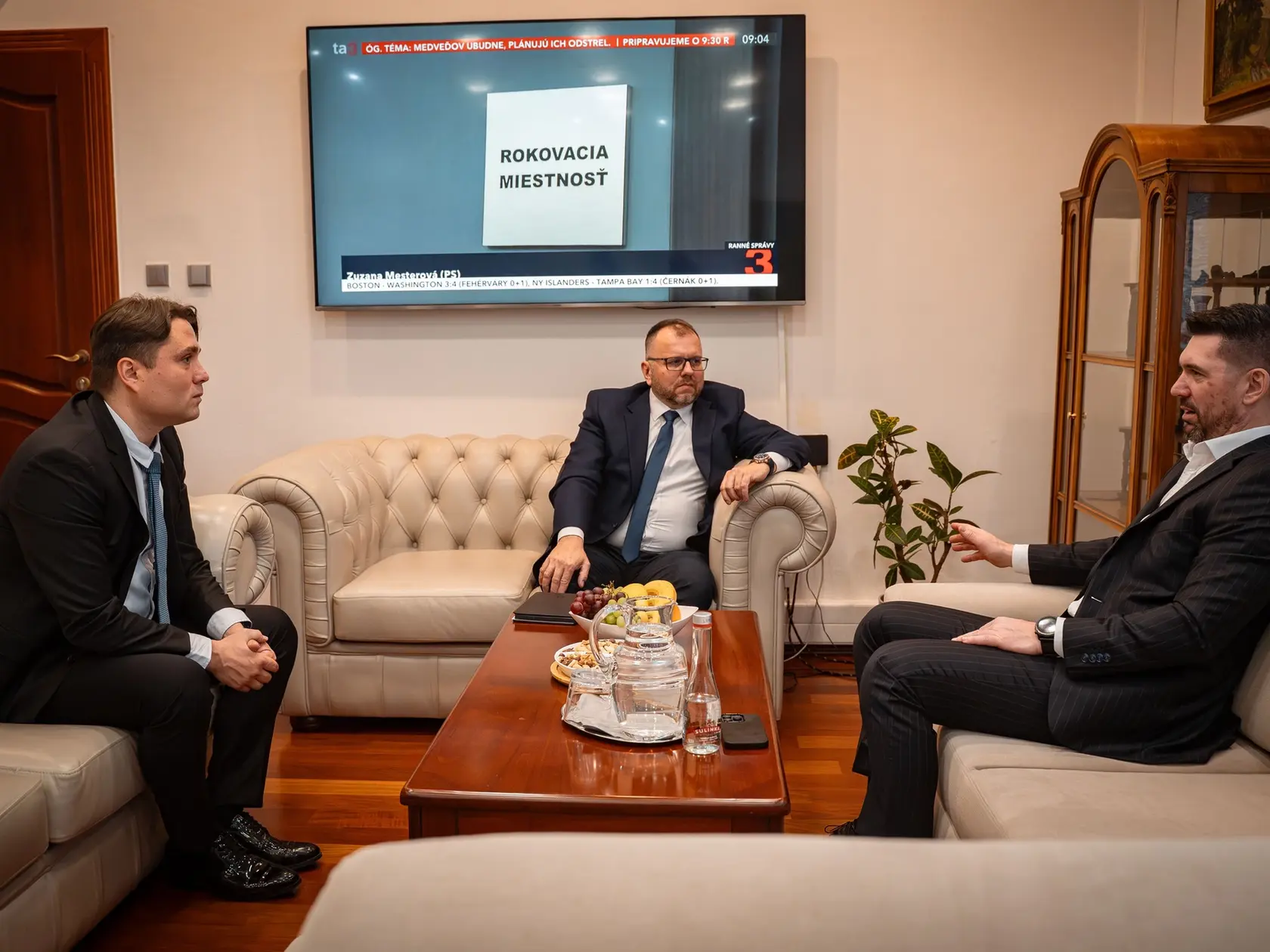 László Gubík, predseda Maďarskej aliancie (vľavo) a minister  pôdohospodárstva Richardom Takáčom zo Smeru.