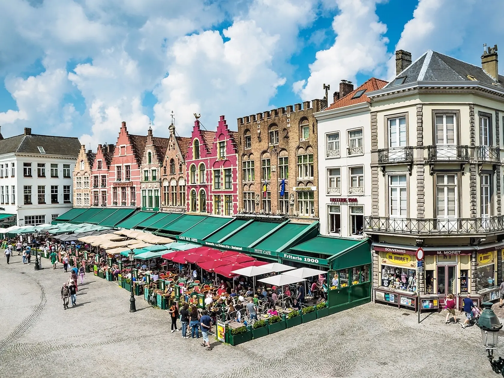 Trhové námestie alebo Groote Markt s množstvom reštaurácií.