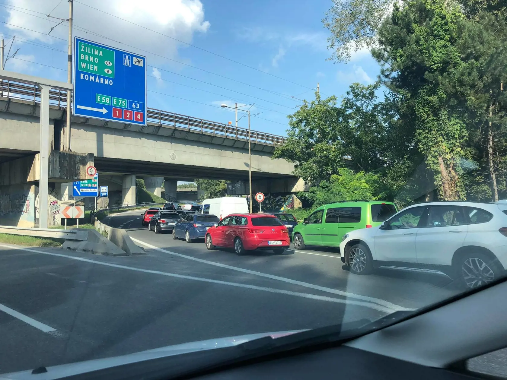 Na diaľnici D1 v Bratislave sú pre nehody obrovské zápchy.