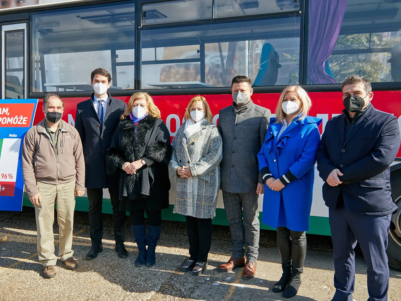 Zástupcovia župy pred očkovacím autobusom