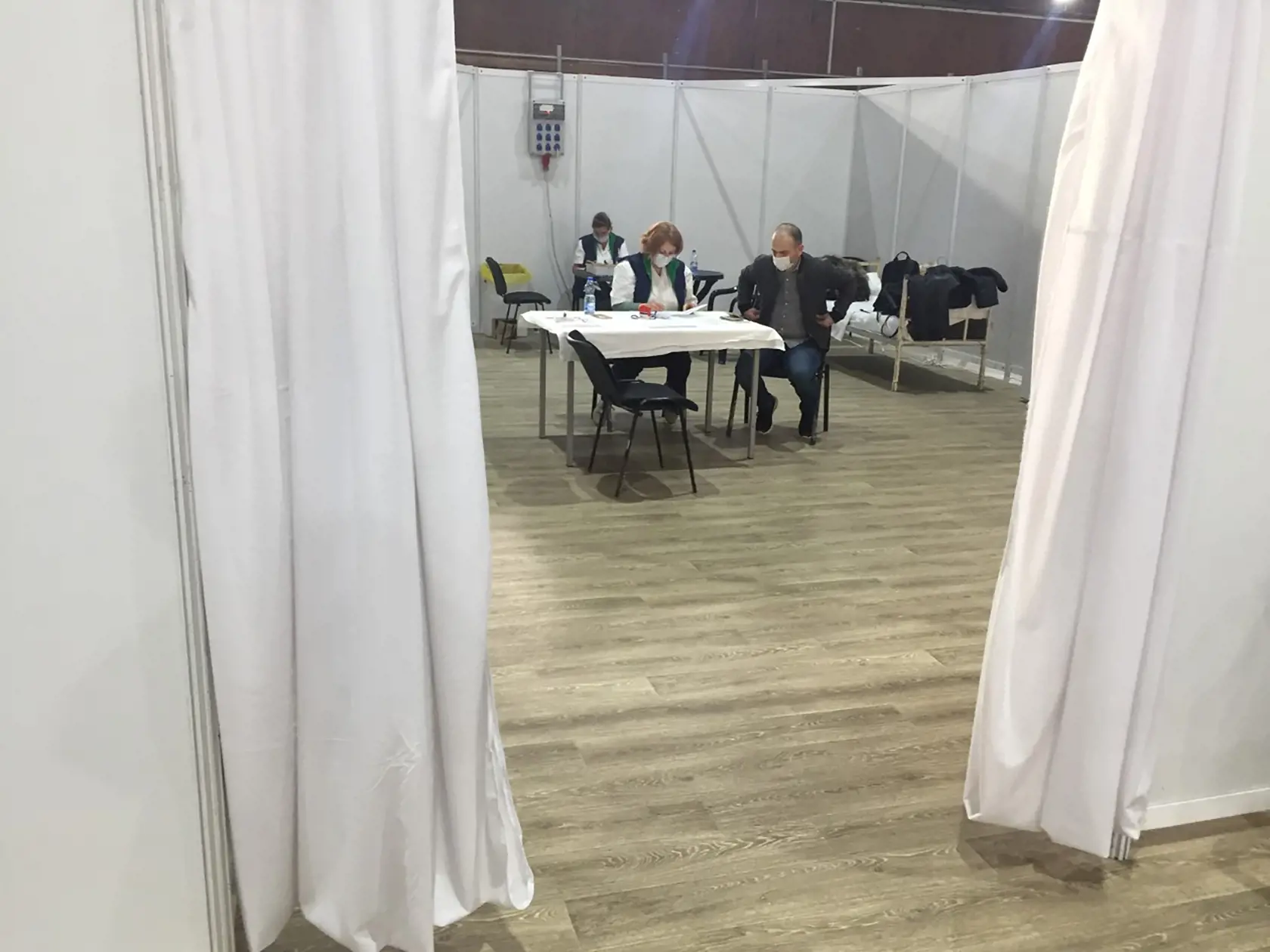 NOVOSADSKI SAJAM V budove veľtrhu namiesto vystavovateľov stretnete zdravotnícky personál.