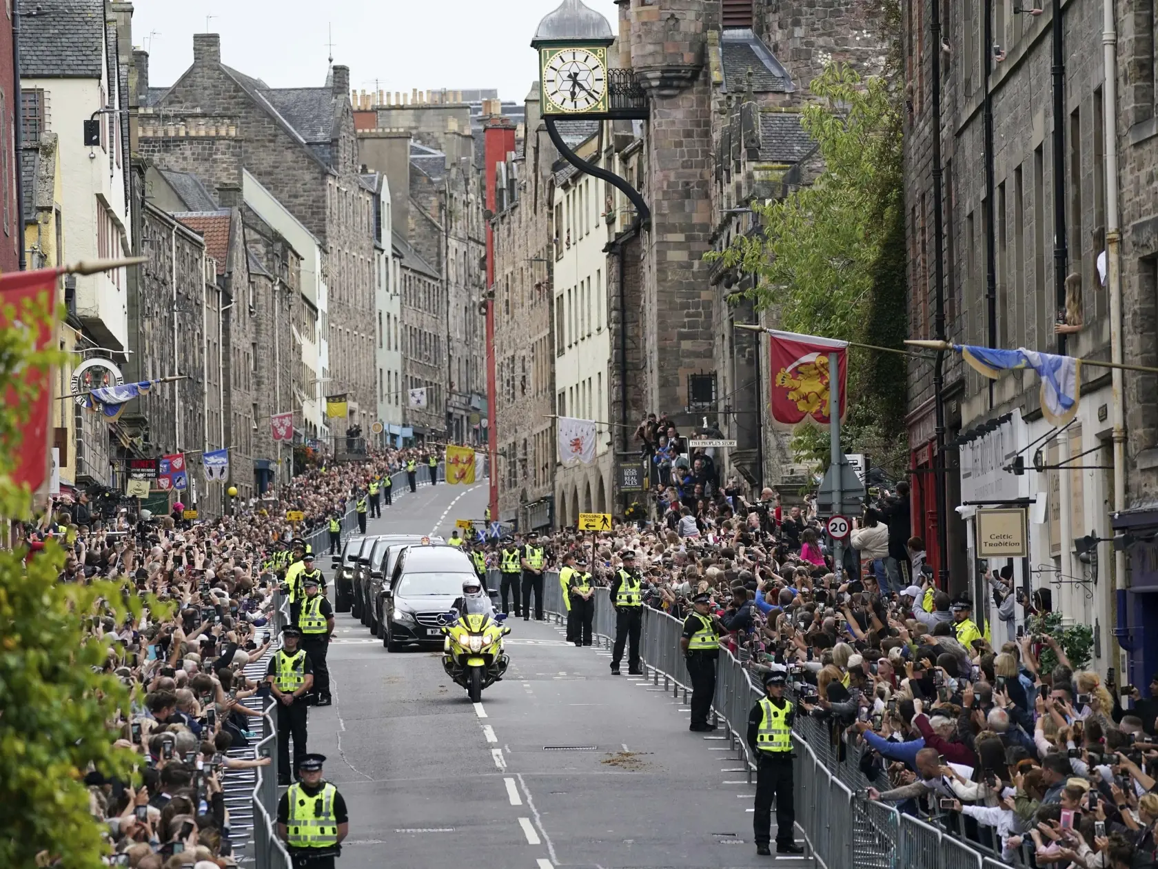 Na snímke pohrebné vozidlo vezie rakvu s pozostatkami zosnulej britskej kráľovnej Alžbety II. ulicami Edinburghu v Edinburghu 11. septembra 2022.