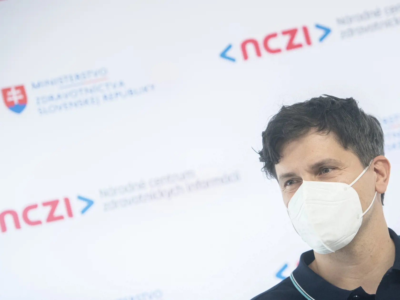 Na snímke generálny riaditeľ Národného centra zdravotníckych informácií (NCZI) Róbert Suja počas brífingu s novinármi na tému "medializované podozrenia z technického zlyhania čakárne pri pozývaní 16 a 17 ročných záujemcov o očkovanie 3. mája 2021 v Bratislave. FOTO TASR - Martin Baumann