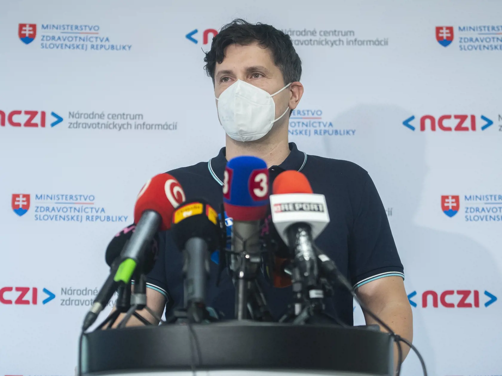 Na snímke generálny riaditeľ Národného centra zdravotníckych informácií (NCZI) Róbert Suja počas brífingu s novinármi na tému "medializované podozrenia z technického zlyhania čakárne pri pozývaní 16 a 17 ročných záujemcov o očkovanie 3. mája 2021 v Bratislave. FOTO TASR - Martin Baumann