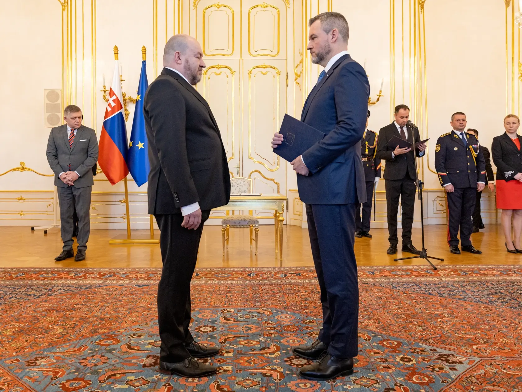 Prezident Peter Pellegrini vymenoval Rudolfa Huliaka za ministra cestovného ruchu a športu. Na snímke Rudolf Huliak preberá menovací dekrét od Petra Pellegriniho.