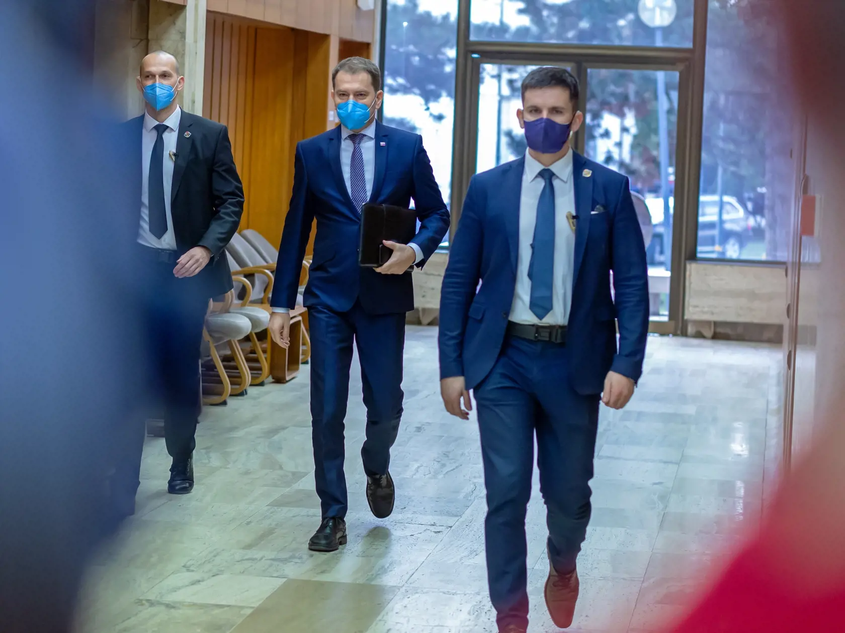 Na snímke je príchod ministrov na úrad vlády počas vládnej krizy. 