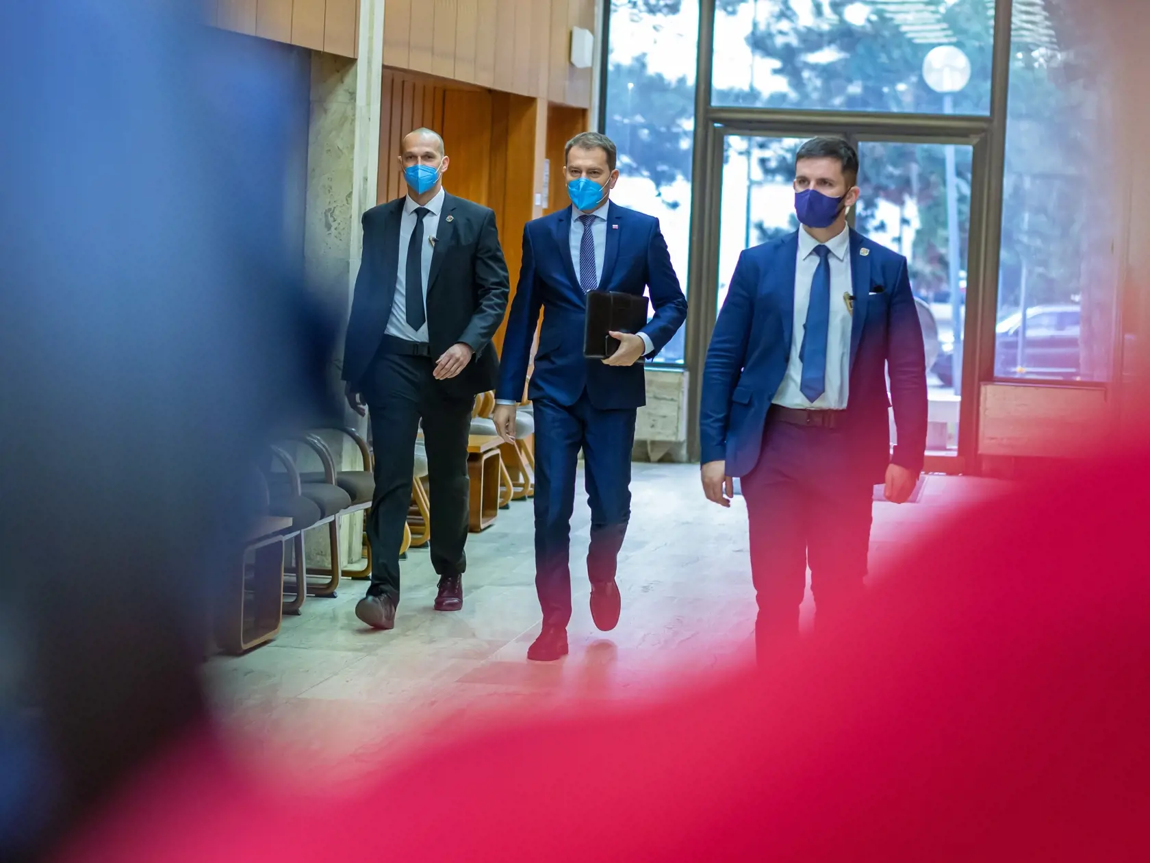 Na snímke je príchod ministrov na úrad vlády počas vládnej krizy. 