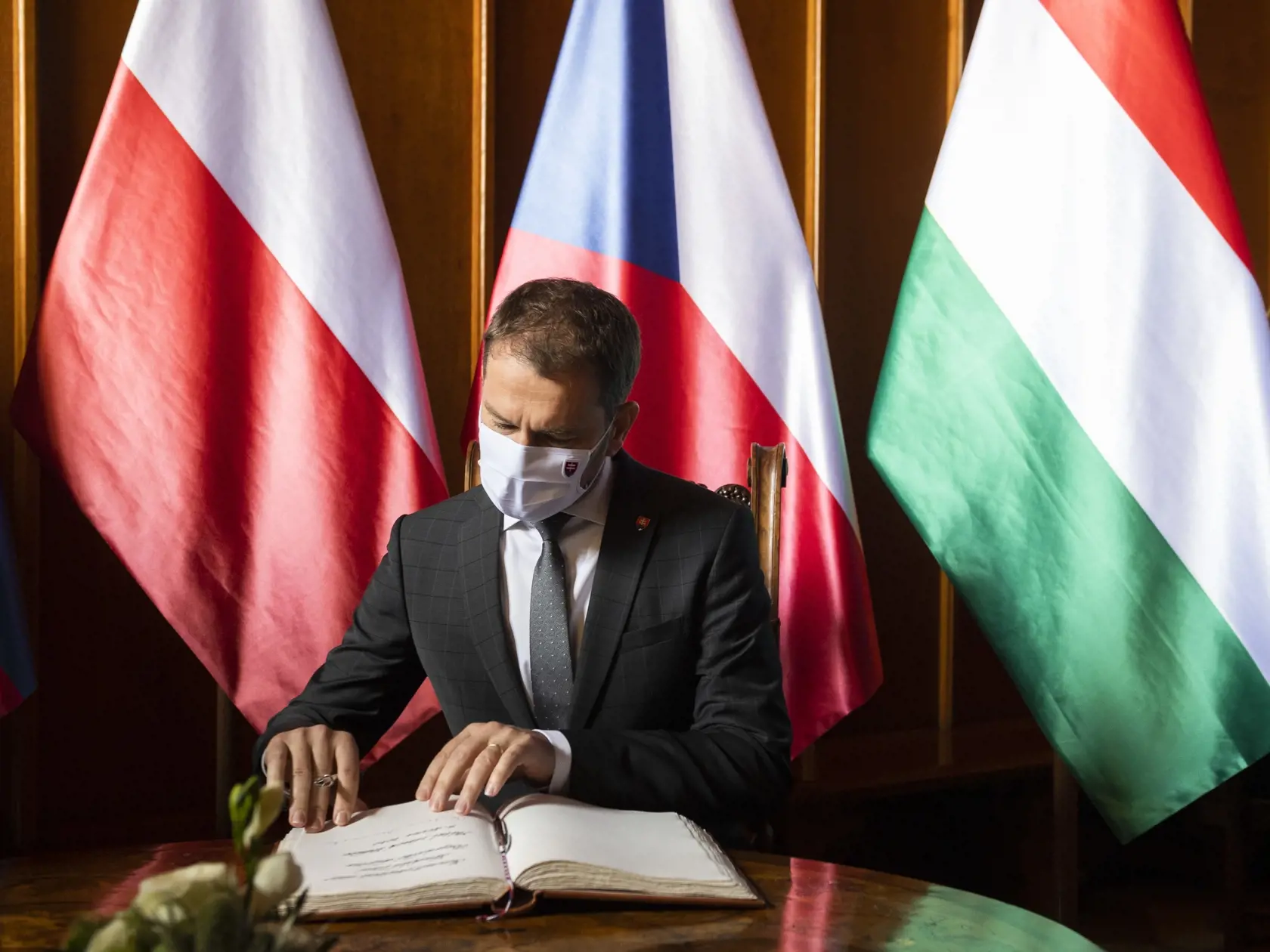Na snímke predseda vlády SR Igor Matovič sa podpisuje do pamätnej knihy v rámci stretnutia  premiérov krajín Vyšehradskej štvorky (V4) na zámku Lednice v Českej republike 11. júna 2020. FOTO TASR - Jaroslav Novák