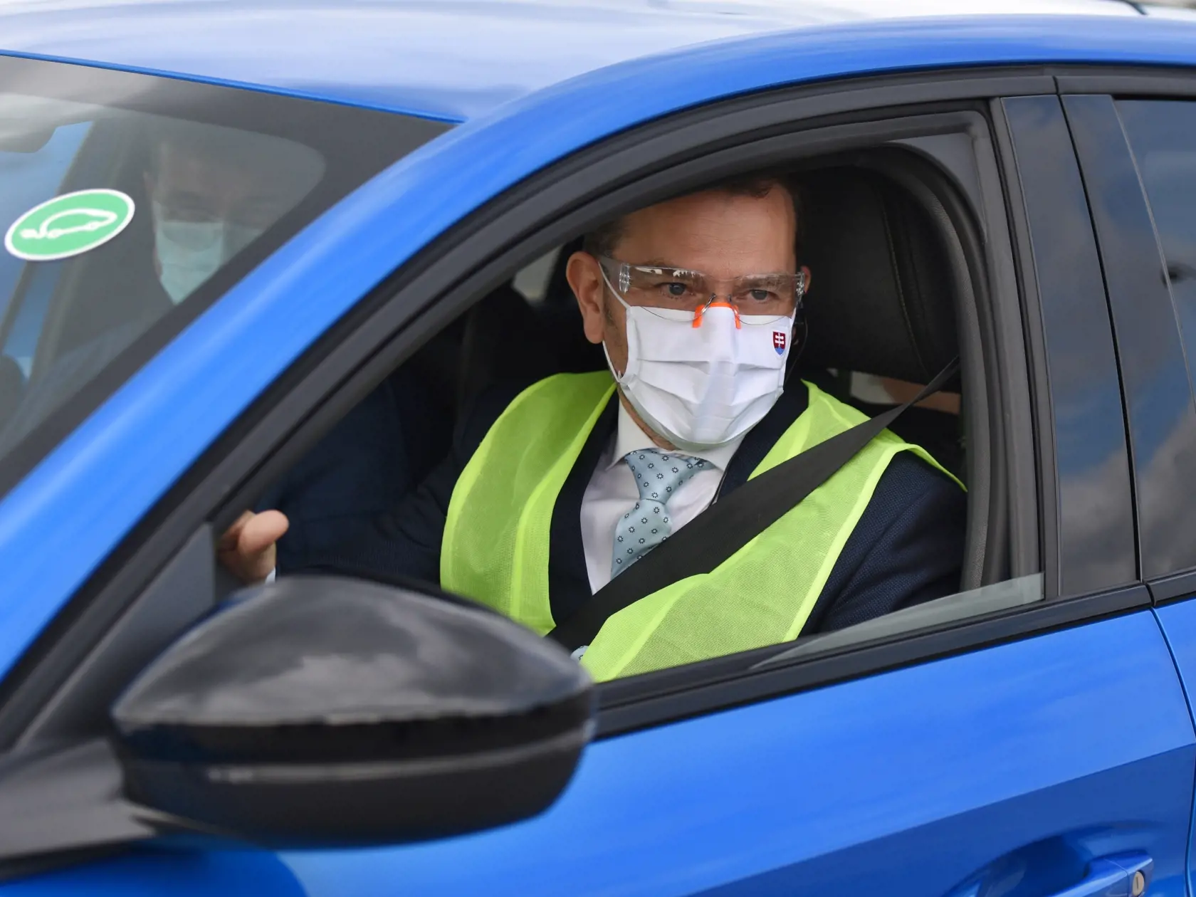 Na snímke predseda vlády SR Igor Matovič v testovacom aute v automobilke Groupe PSA Slovakia v Trnave v piatok 5. júna 2020 FOTO TASR - Lukáš Grinaj