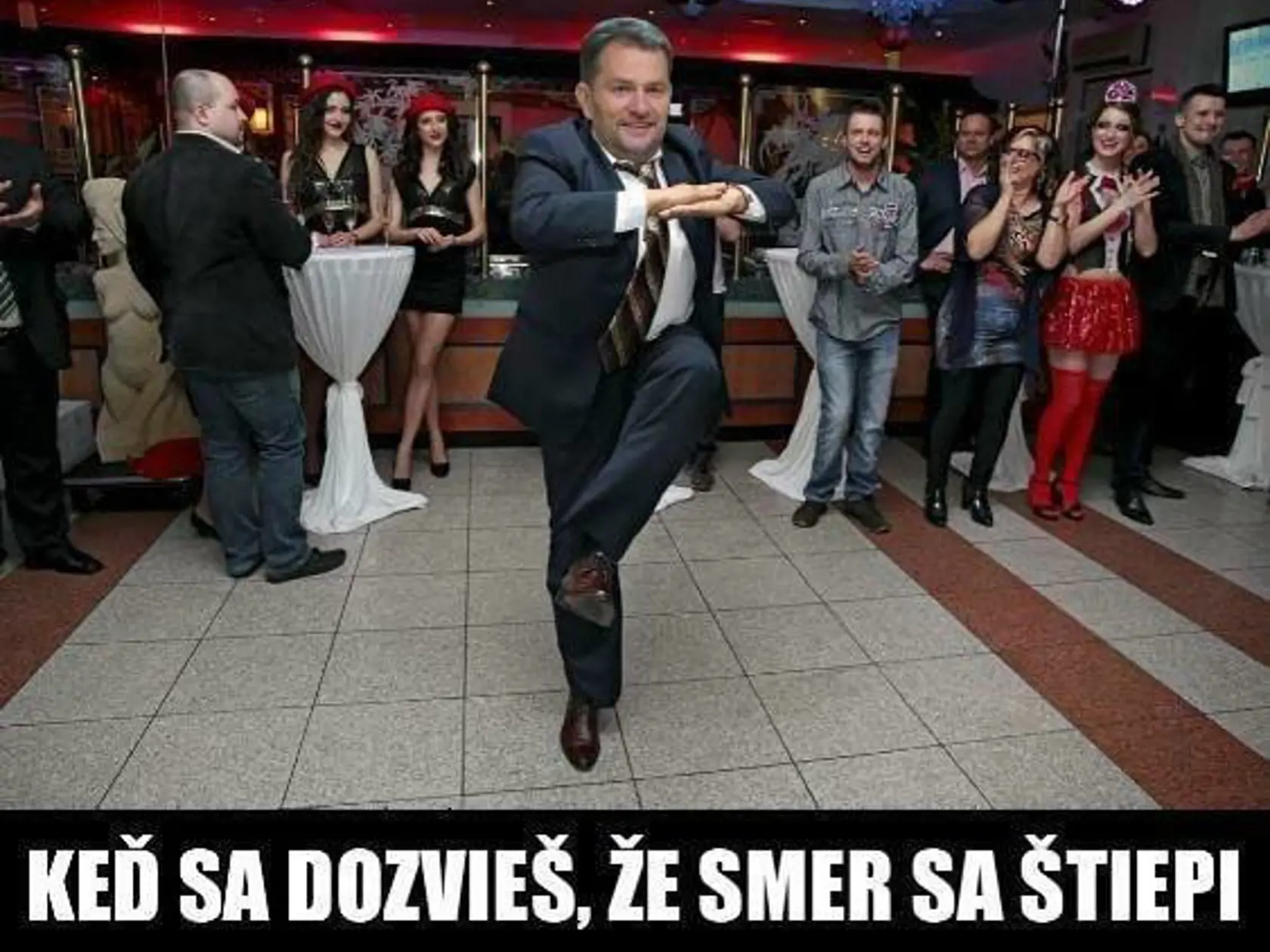 Každopádne, premiérovi Igorovi Matovičovi sa určite dýcha ľahšie, keď sa opozícia zaoberá viacej sama sebou, ako jeho vláde. Asi po večeroch po ťažkej práci už nemá síl takto tancovať, no rozhodne určite neplače.