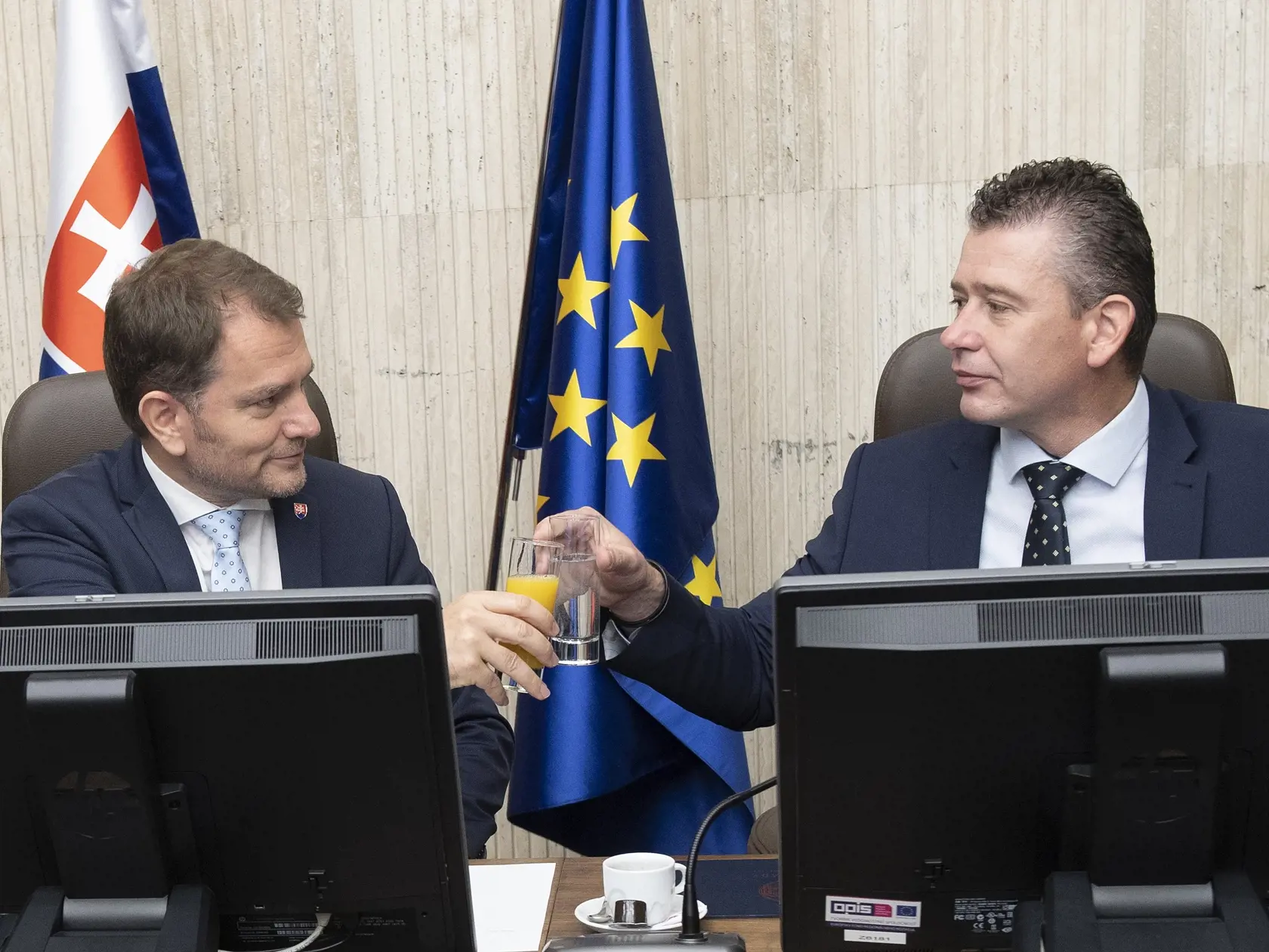 Na snímke zľava predseda vlády SR Igor Matovič (OĽaNO) a  minister vnútra Roman Mikulec (OĽaNO) počas rokovania 26. schôdze vlády SR 24. júna 2020 v Bratislave. FOTO TASR - Pavel Neubauer
