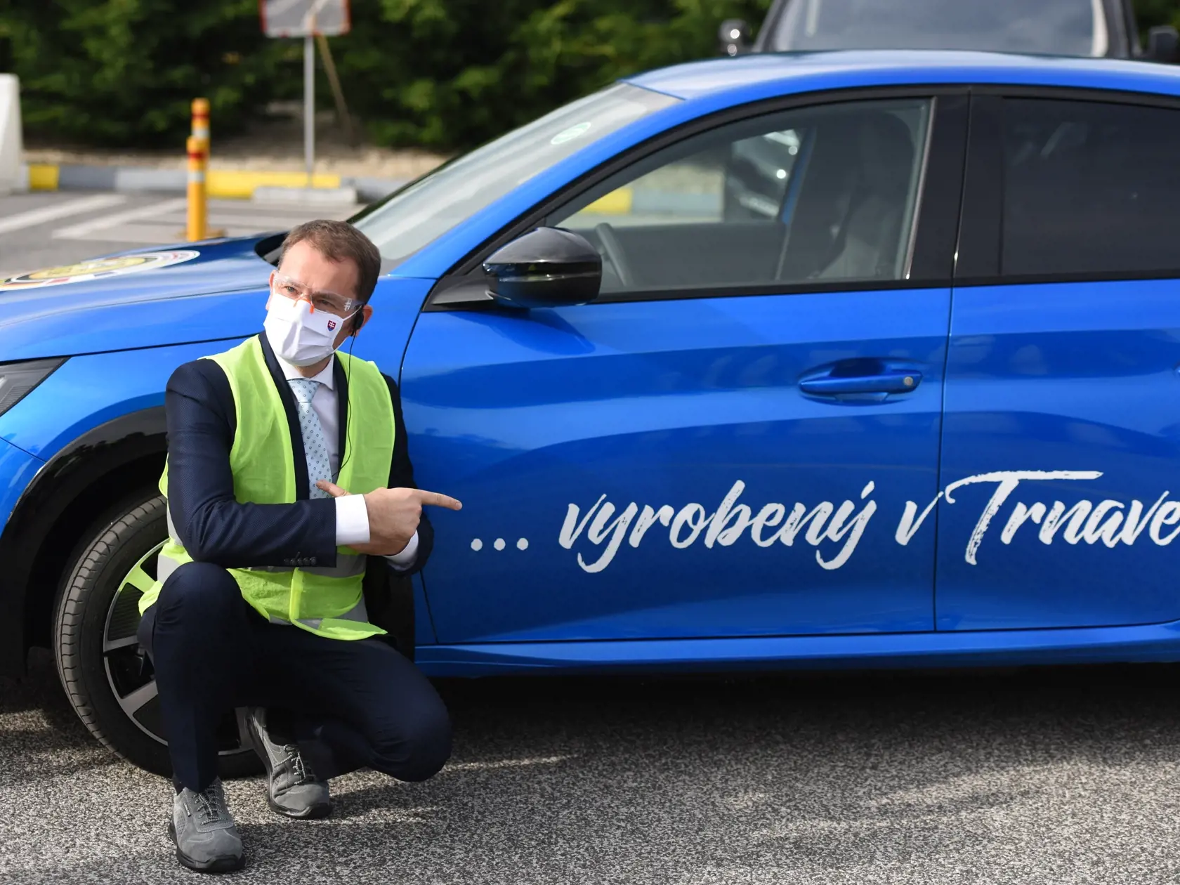 Na snímke predseda vlády SR Igor Matovič pri testovacom aute v automobilke Groupe PSA Slovakia v Trnave v piatok 5. júna 2020. FOTO TASR - Lukáš Grinaj