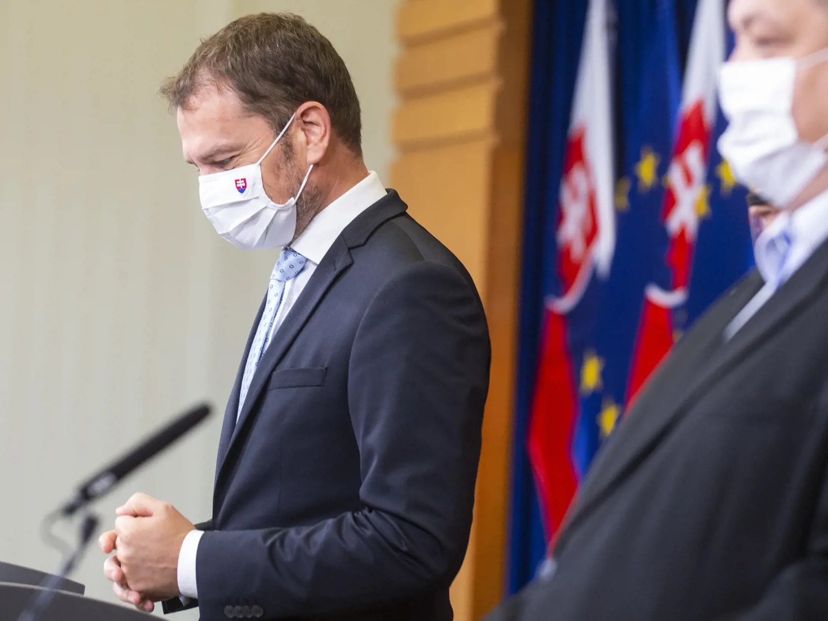 Na snímke vľavo predseda vlády SR Igor Matovič (OĽaNO) a vpravo hlavný hygienik SR Ján Mikas počas tlačovej konferencie k výsledkom aktuálneho rokovania konzília odborníkov - epidemiológov 19. júna 2020 v Bratislave. FOTO TASR - Jakub Kotian