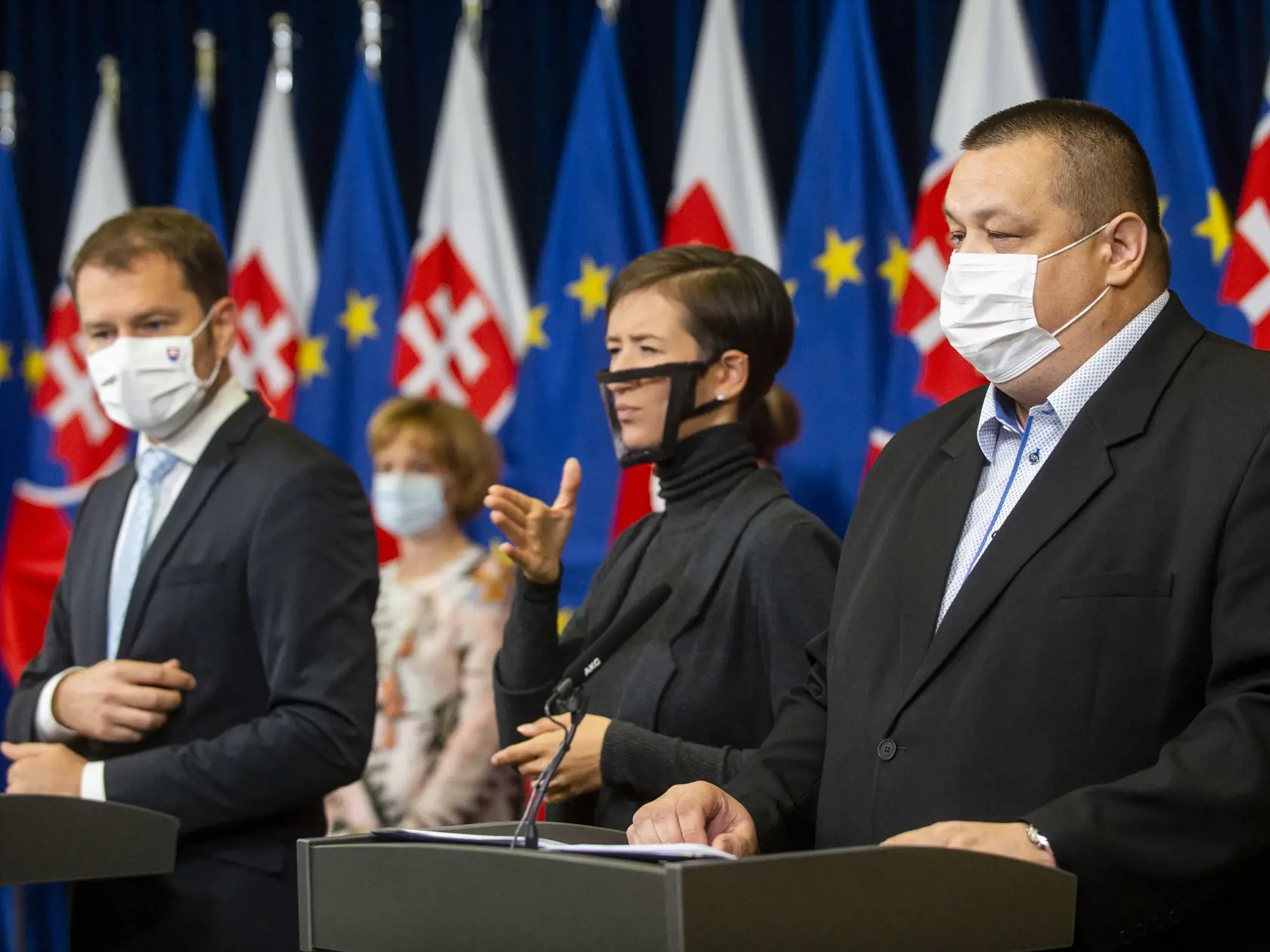 Na snímke vľavo predseda vlády SR Igor Matovič (OĽaNO) a vpravo hlavný hygienik SR Ján Mikas   počas tlačovej konferencie k výsledkom aktuálneho rokovania konzília odborníkov - epidemiológov 19. júna 2020 v Bratislave. FOTO TASR - Jakub Kotian