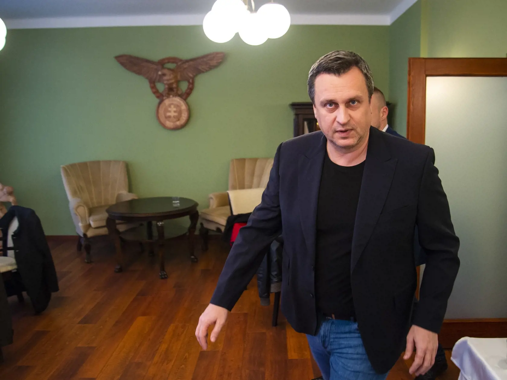 Na snímke predseda SNS Andrej Danko odchádza z tlačovej konferencie po voľbách do Národnej rady Slovenskej republiky v Bratislave 1. marca 2020. FOTO TASR - Jakub Kotian