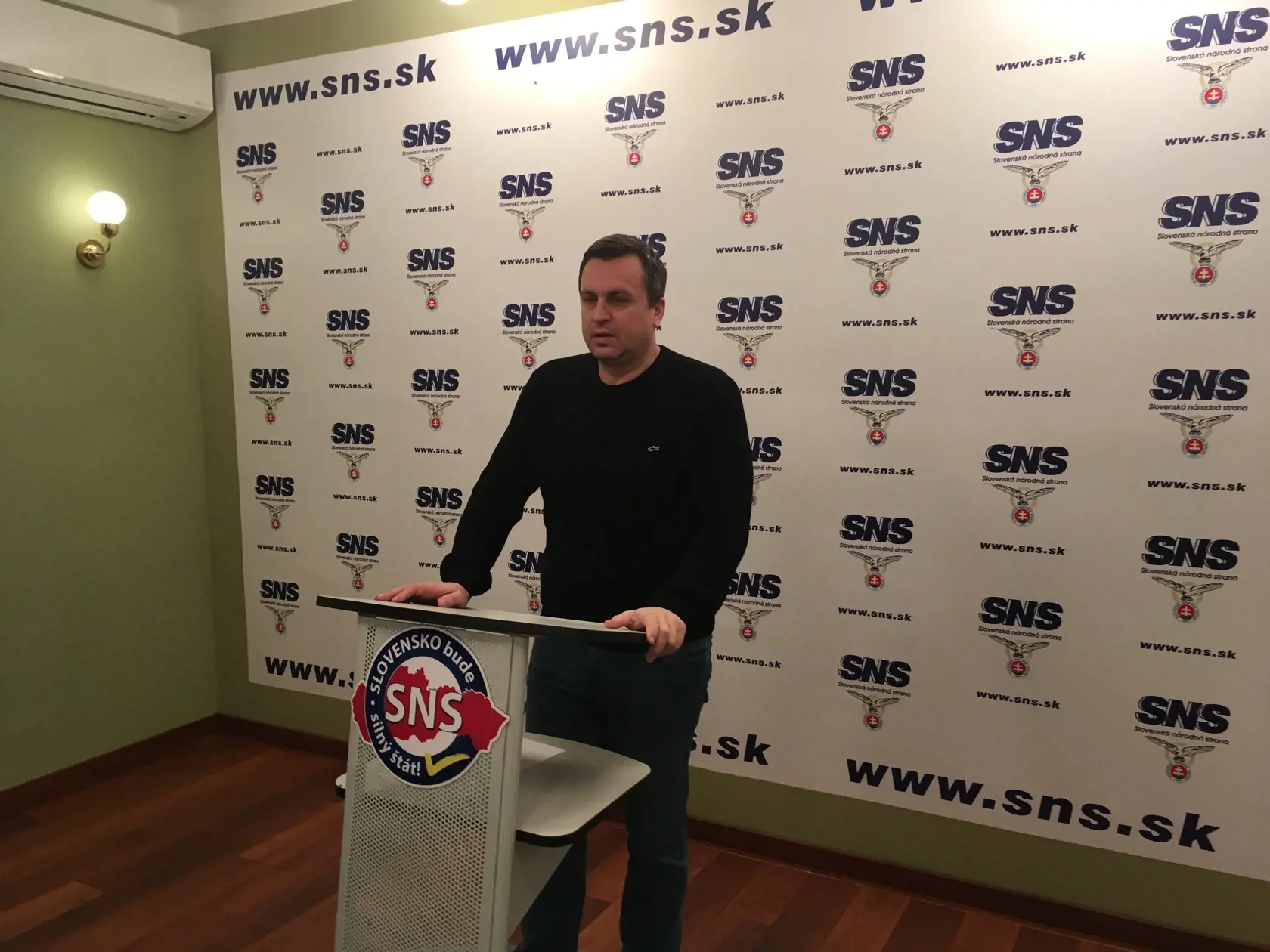 Predseda SNS Andrej Danko predstúpil pred novinárov.