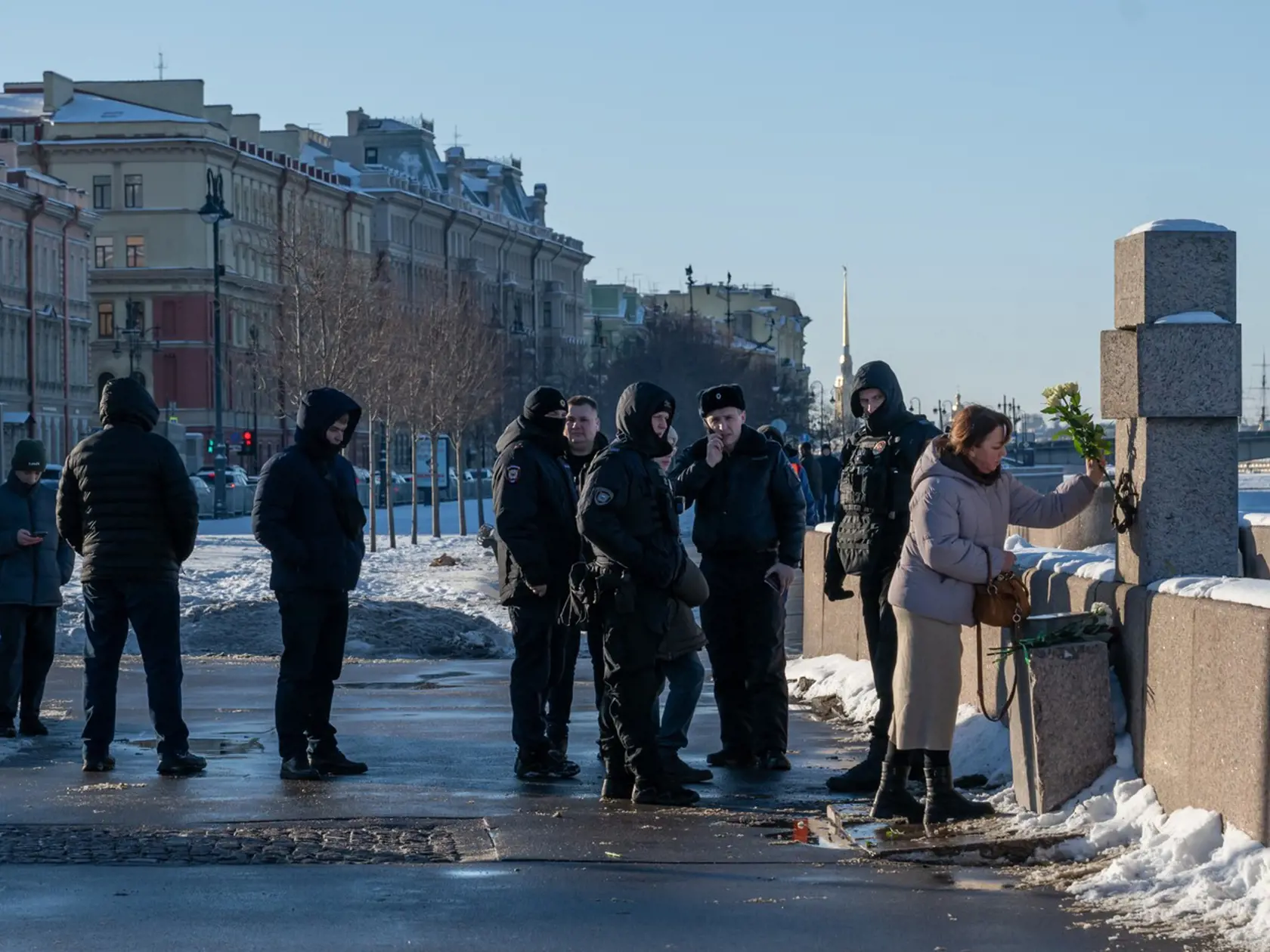 Rusi si uctili prvé výročie smrti Alexeja Navaľného. Sledovala ich pritom polícia, niektorí skončili v putách.