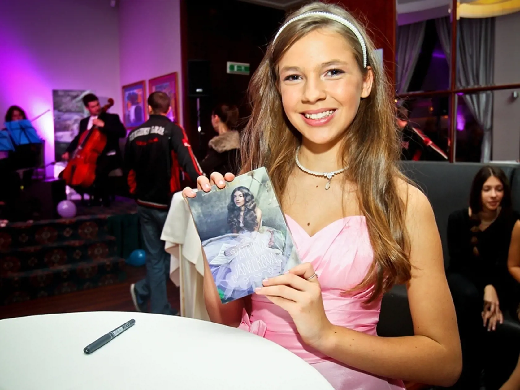 Operná speváčka Patrícia Janečkova so svojím prvým CD a DVD.
