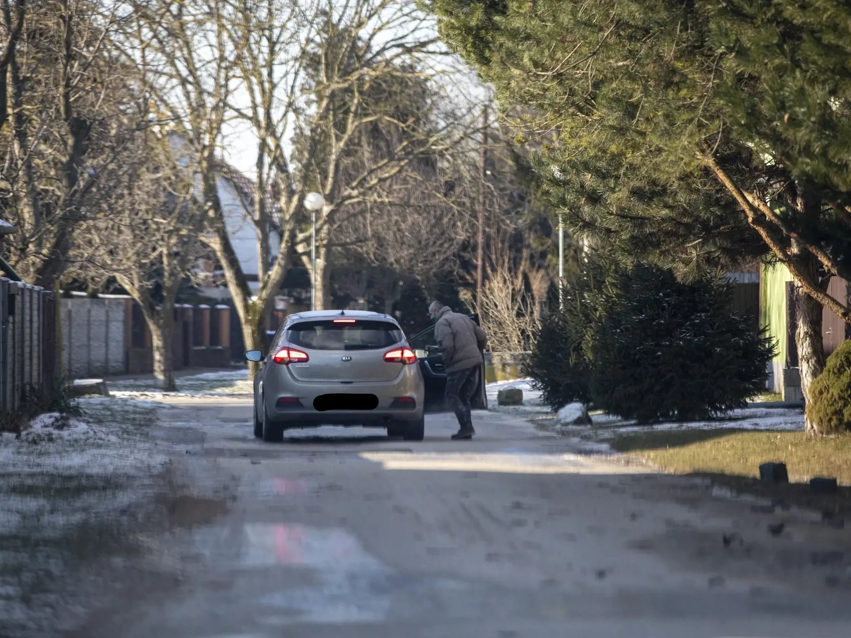 Dobroslav Trnka odchádza na svojom aute na nákup.