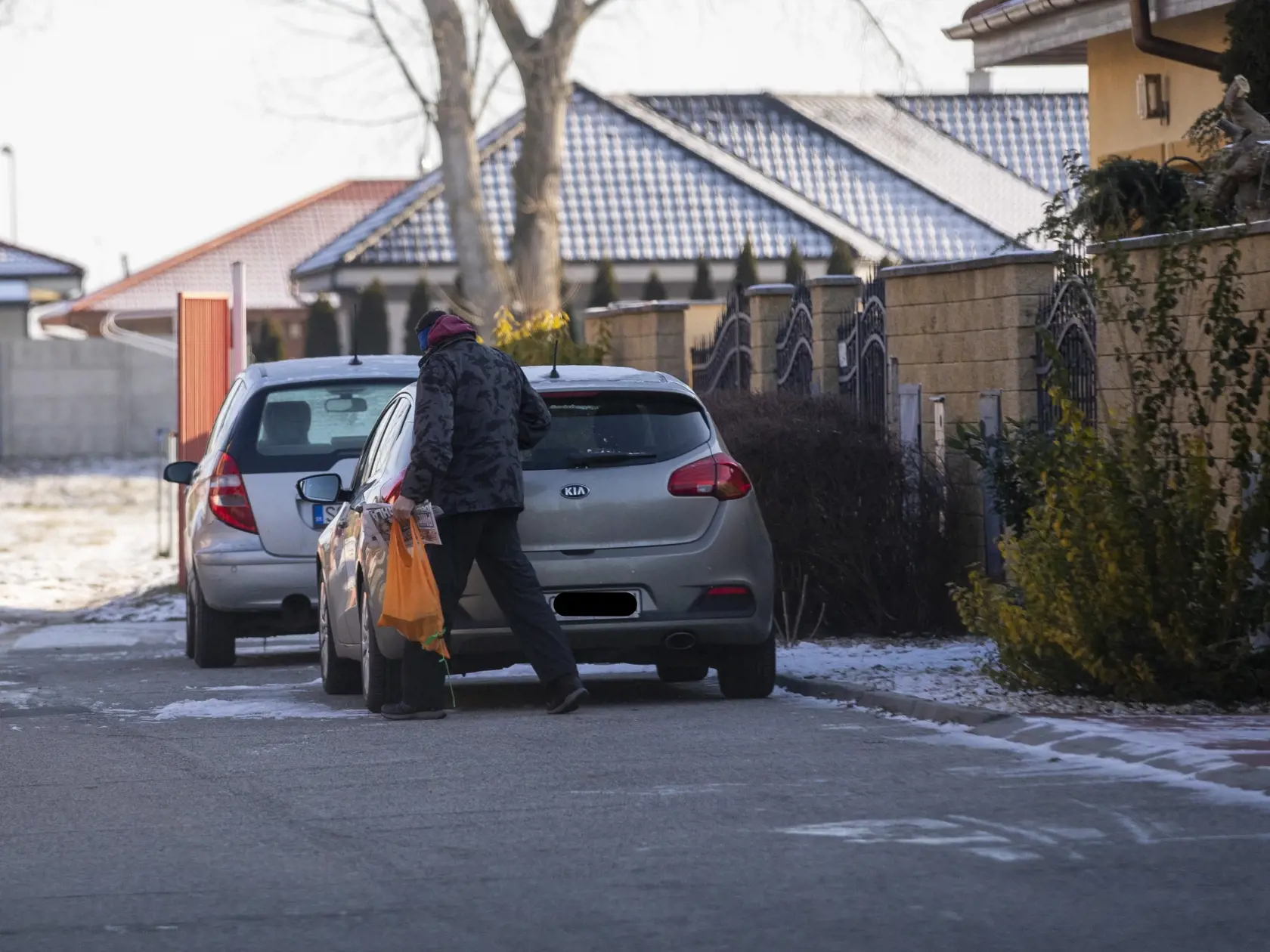 Dobroslav Trnka pred jeho domom v Hamuliakove. Aktuálne sa opäť rieši kauza Glance house.