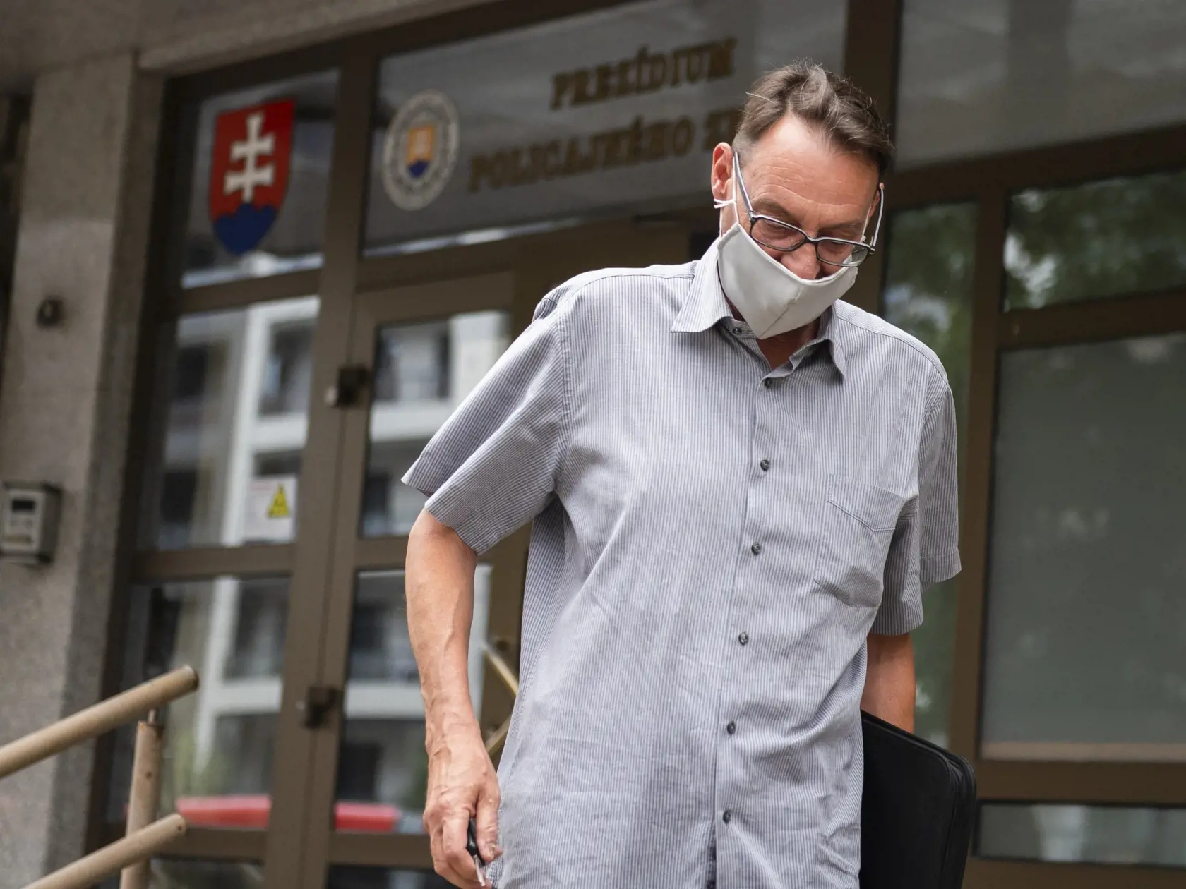 Na snímke bývalý generálny prokurátor Dobroslav Trnka odchádza z Prezídia policajného zboru v Bratislave 17. augusta 2020. FOTO TASR - Jaroslav Novák