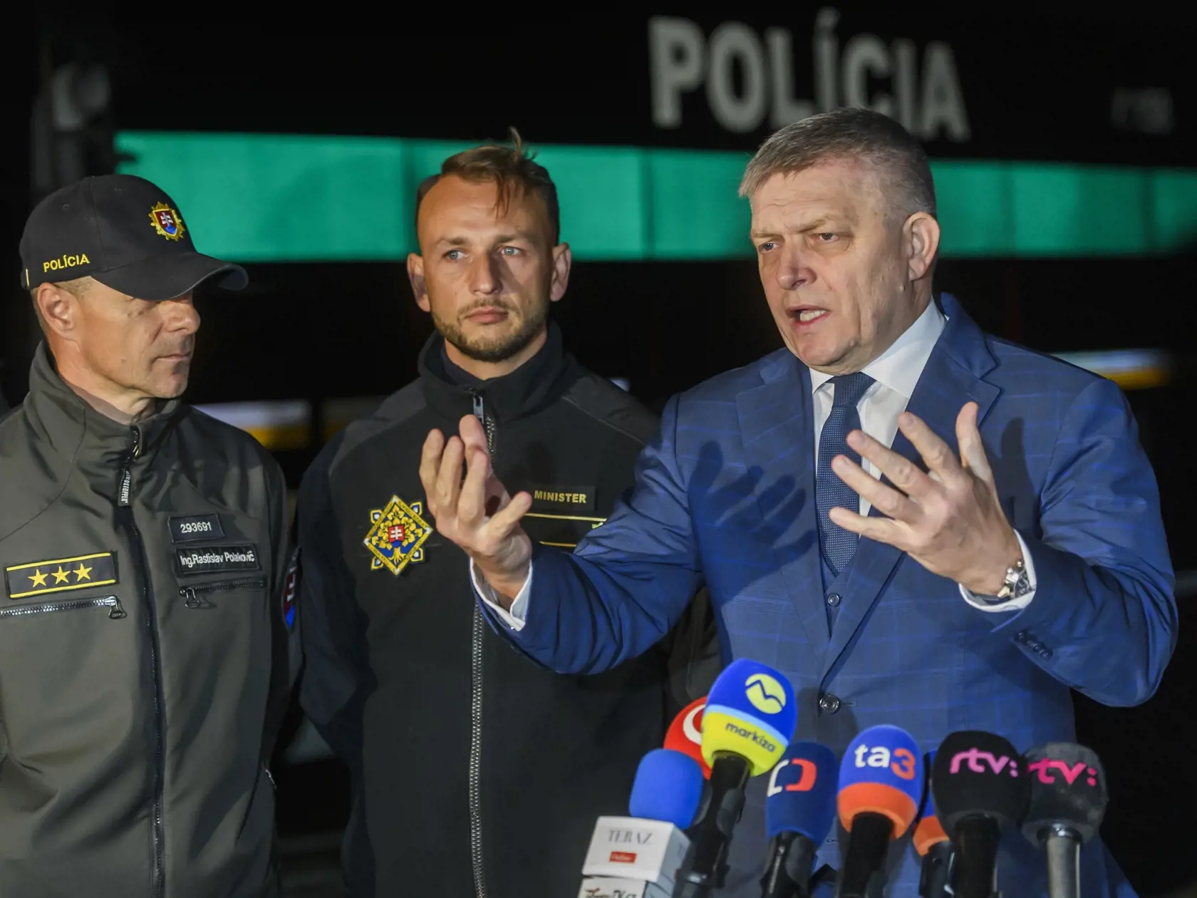 Na snímke zľava dočasne poverený vykonávaním funkcie prezidenta PZ Rastislav Polakovič, minister vnútra SR Matúš Šutaj Eštok (HLAS-SD) a predseda vlády SR Robert Fico (SMER-SD) počas  brífingu k nasadeniu väčšieho počtu síl a prostriedkov na ochranu hranice s Maďarskom na hraničnom prechode Čunovo - Rajka v Bratislave 30. októbra 2023. FOTO TASR - Jaroslav Novák