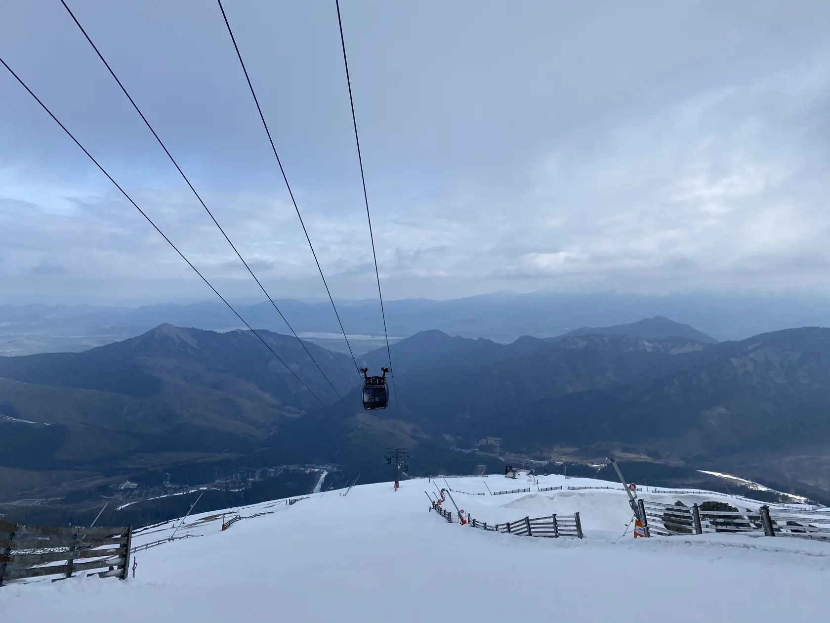 Do nedele 9. 5. 2021 je v prevádzke aj lyžiarske stredisko Štrbské Pleso vo Vysokých Tatrách
a lyžiarske stredisko Jasná