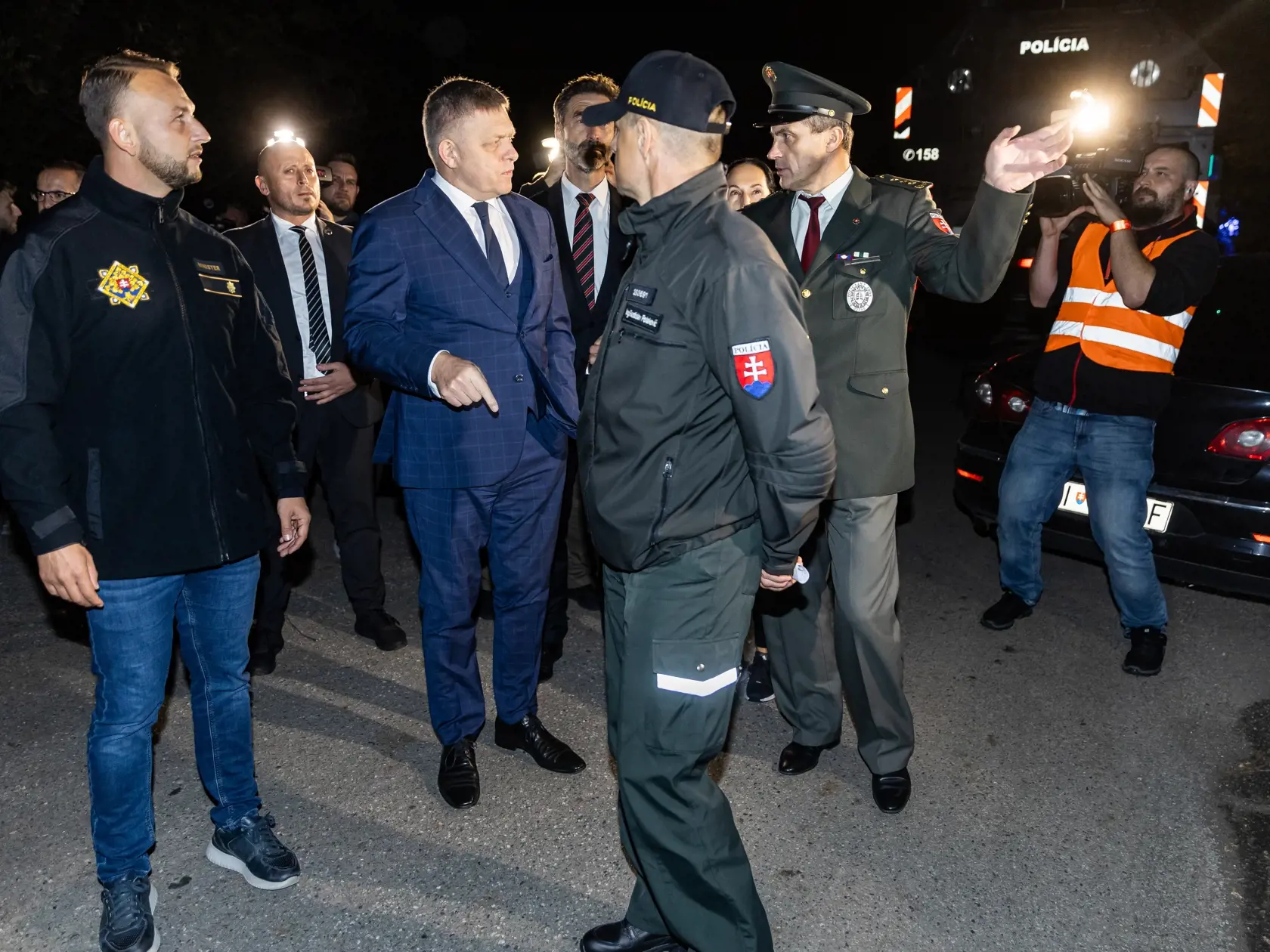 "Ľudia musia žiť pokojnejšie aj bezpečnejšie vzhľadom na to, čo sa deje vo svete," podčiarkol premiér. "Nelegálna migrácia, pokiaľ nebude pod kontrolou, môže spôsobiť, že sem budú prichádzať 'závadové' osoby, ktoré sú napojené na teroristické štruktúry," dodal.