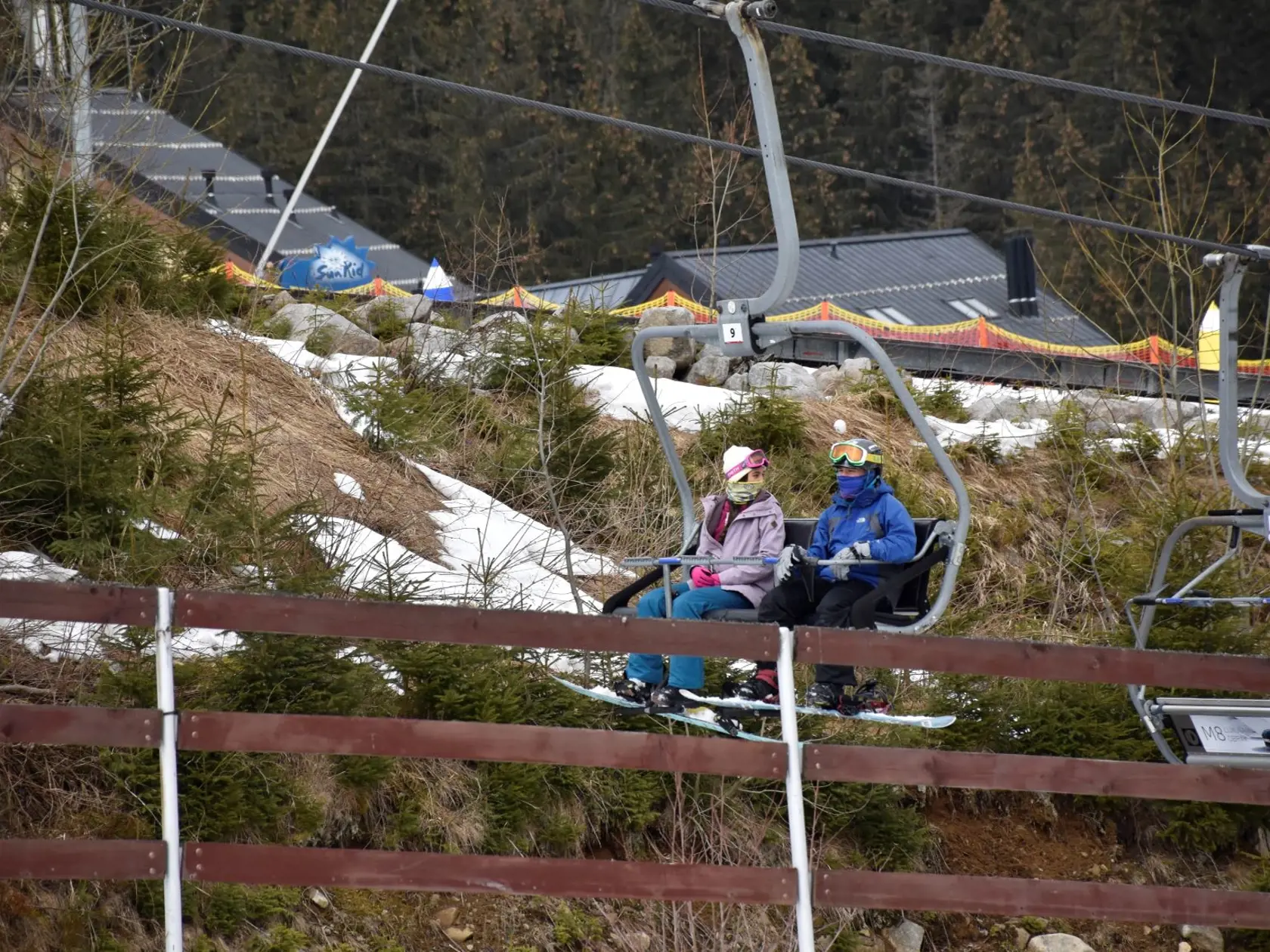 Lyžiarske stredisko Jasná Nízke Tatry. Po uvoľnení protipandemických opatrení je o jarnú lyžovačku záujem.