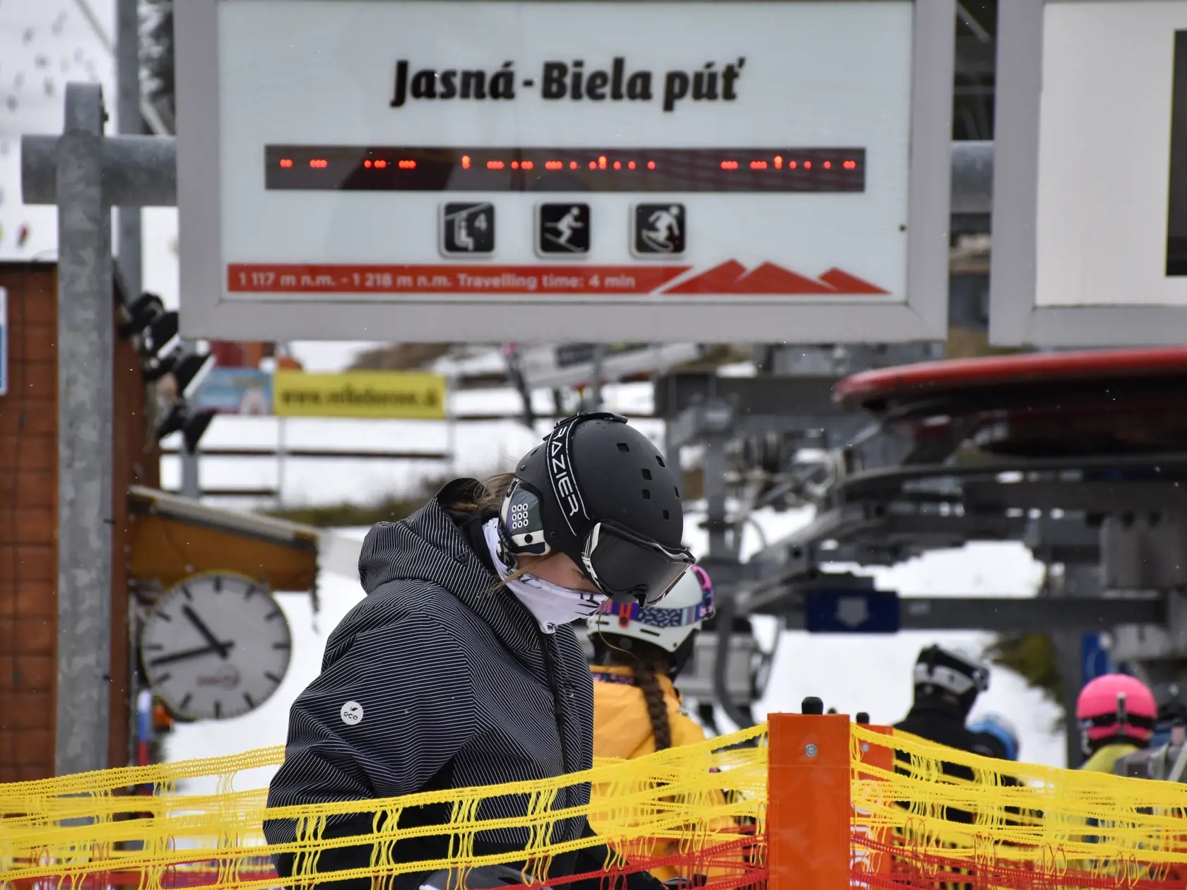 Lyžiarske stredisko Jasná Nízke Tatry. Po uvoľnení protipandemických opatrení je o jarnú lyžovačku záujem.