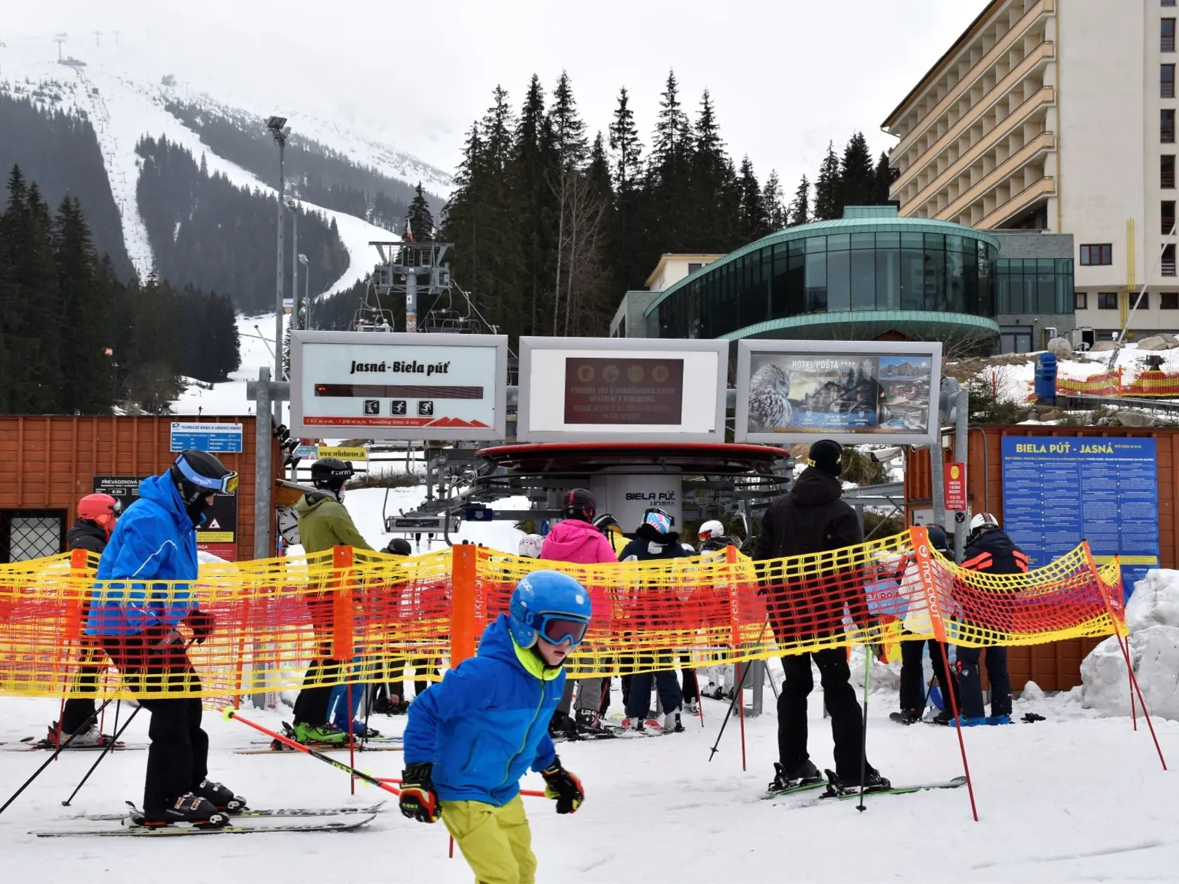 Lyžiarske stredisko Jasná Nízke Tatry, o jarnú lyžovačku je veľký záujem.