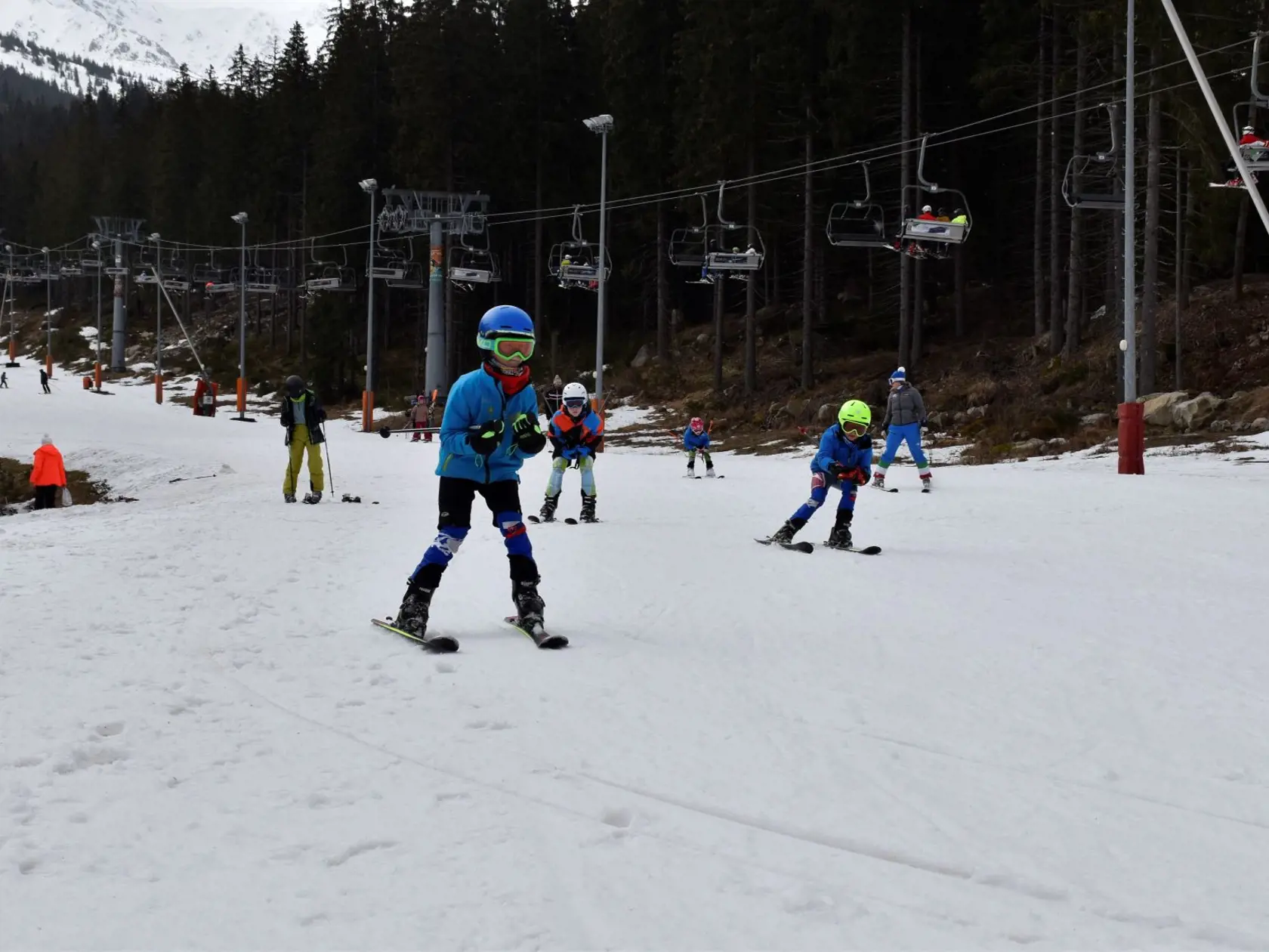 Lyžiarske stredisko Jasná Nízke Tatry, o jarnú lyžovačku je veľký záujem.
