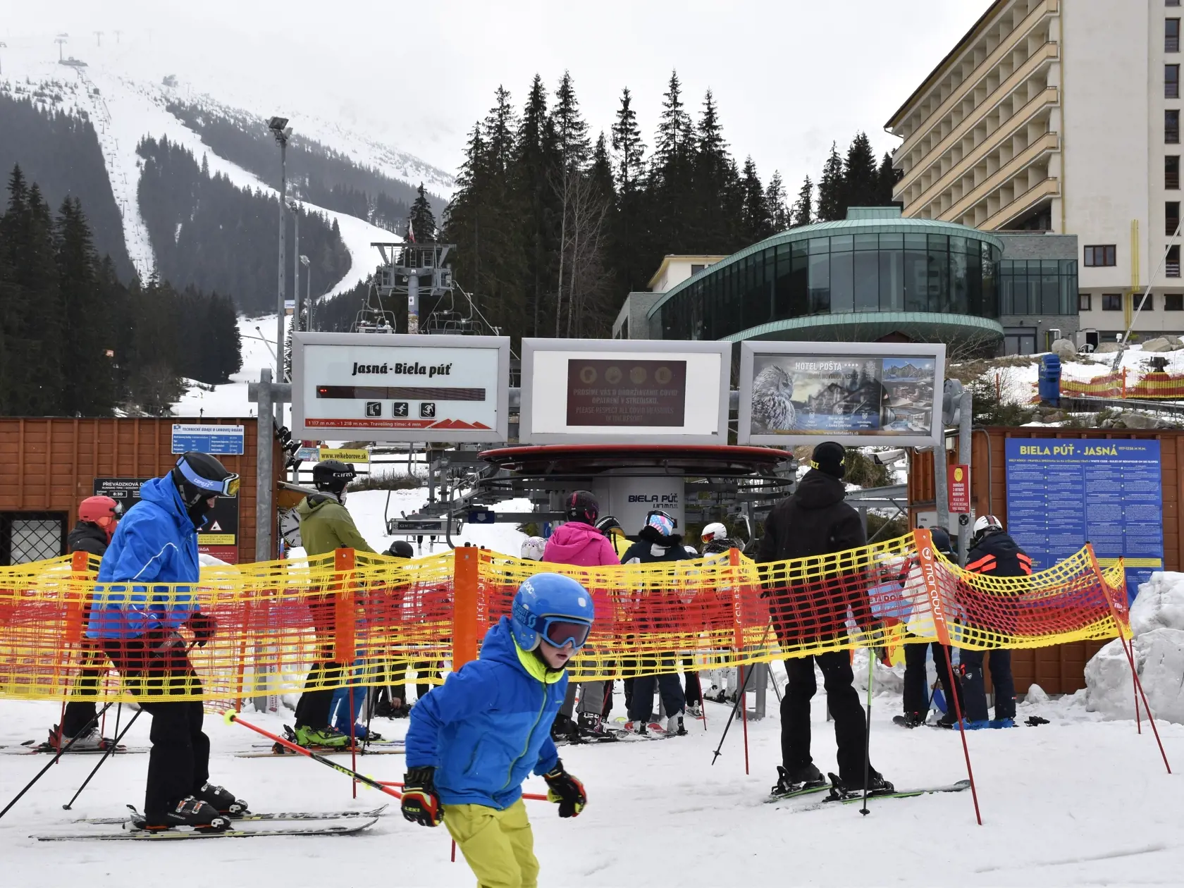 Lyžiarske stredisko Jasná Nízke Tatry, o jarnú lyžovačku je veľký záujem.