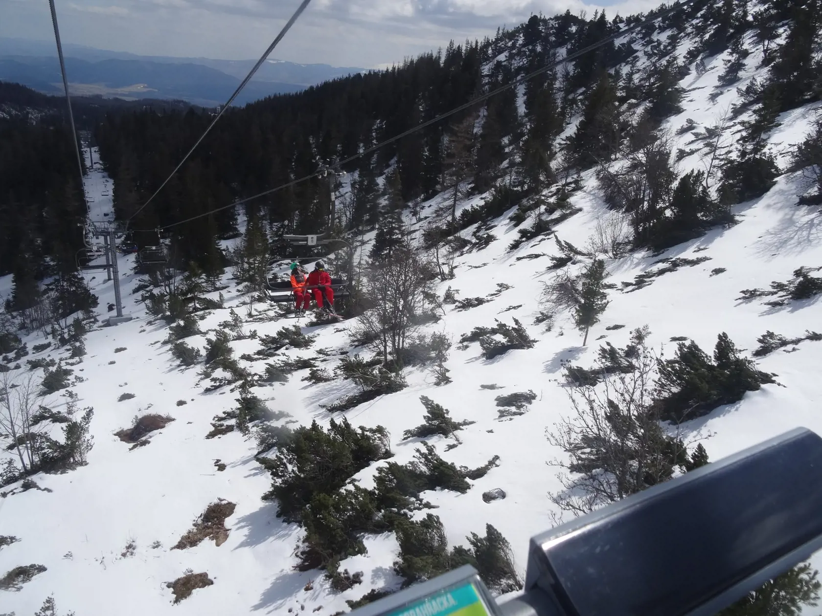 Pohľad z lanovky na slnkom zaliate Tatry.