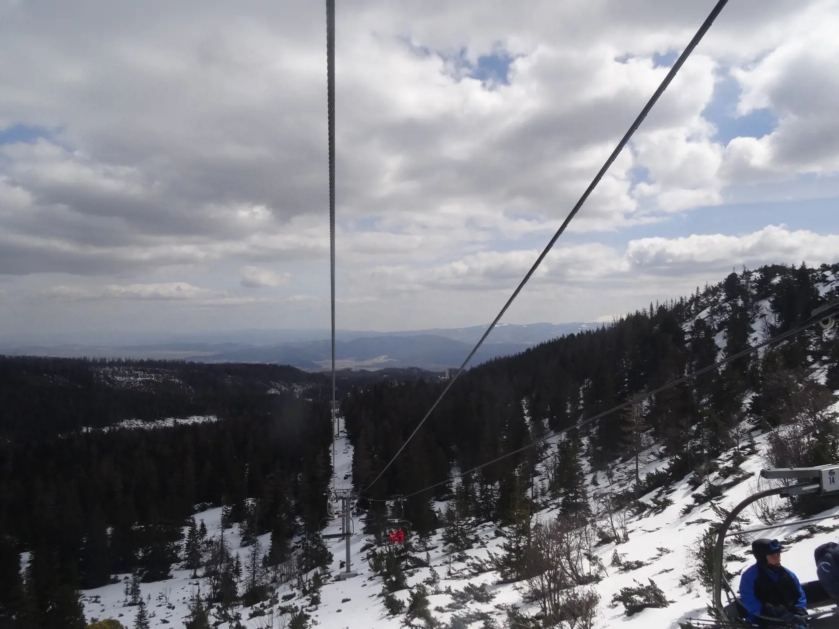 Pohľad z lanovky na slnkom zaliate Tatry.