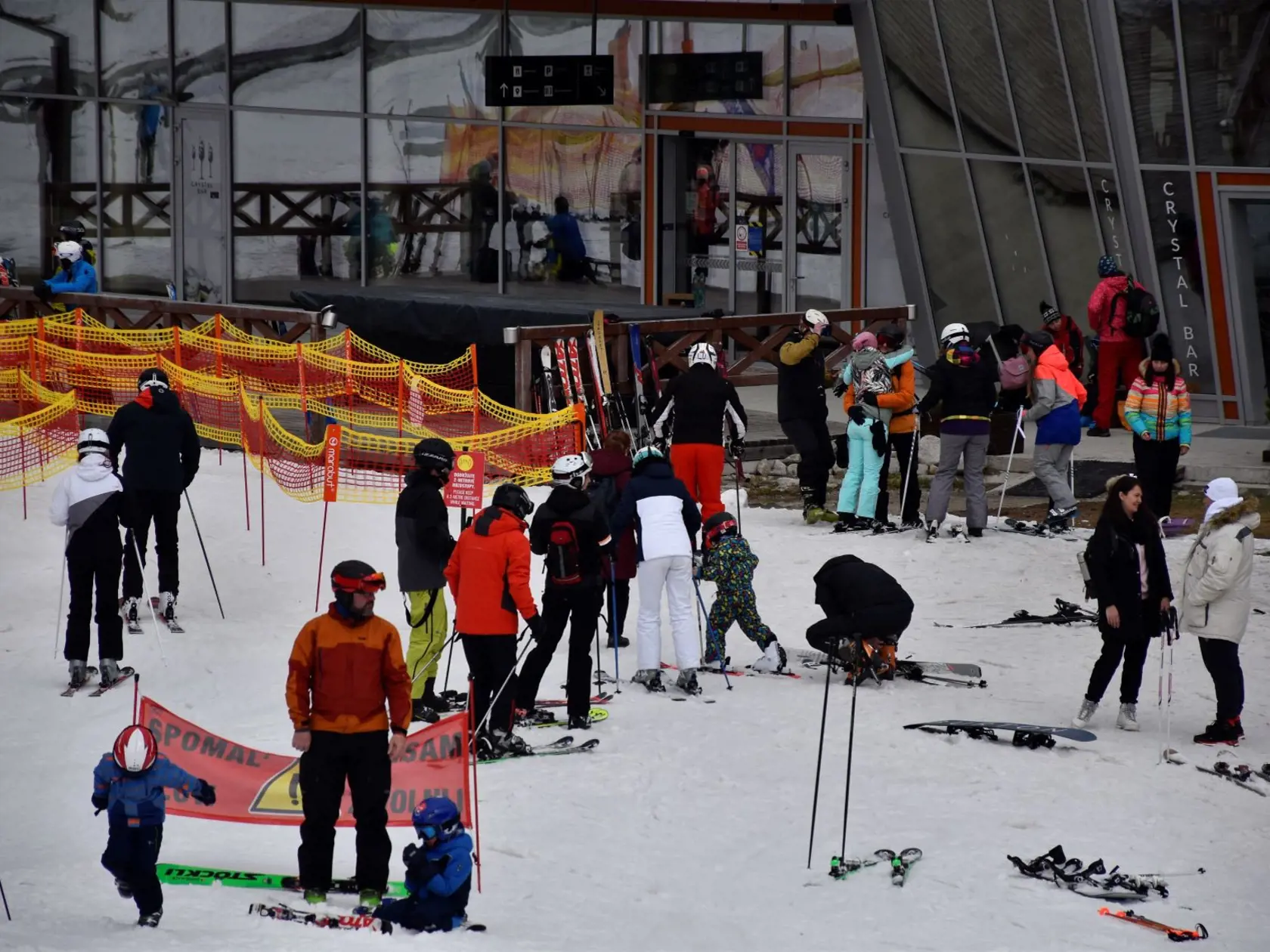 Lyžiarske stredisko Jasná Nízke Tatry, o jarnú lyžovačku je veľký záujem.