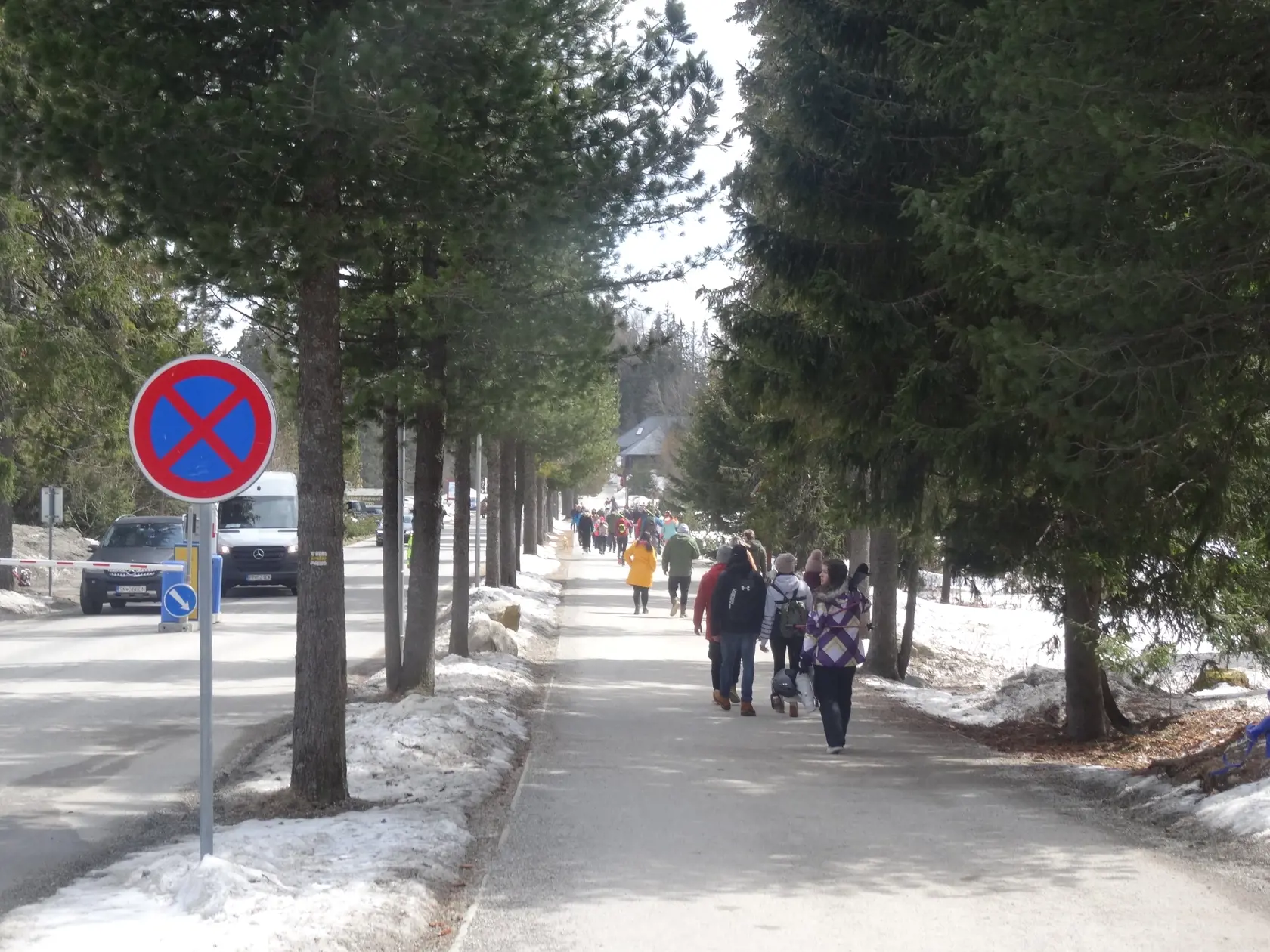Promenádny chodník na Štrbskom Plese konečne ožil vravou turistov.