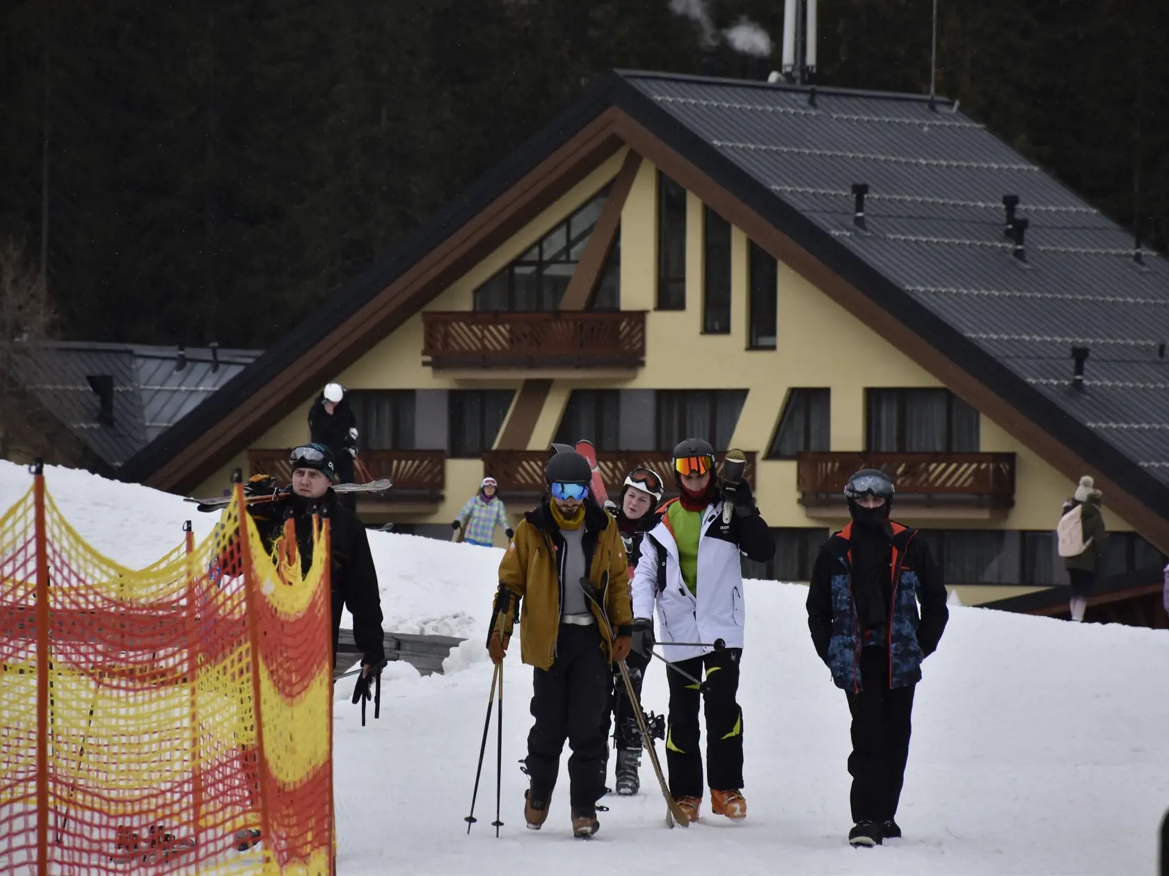 Lyžiarske stredisko Jasná Nízke Tatry, o jarnú lyžovačku je veľký záujem.