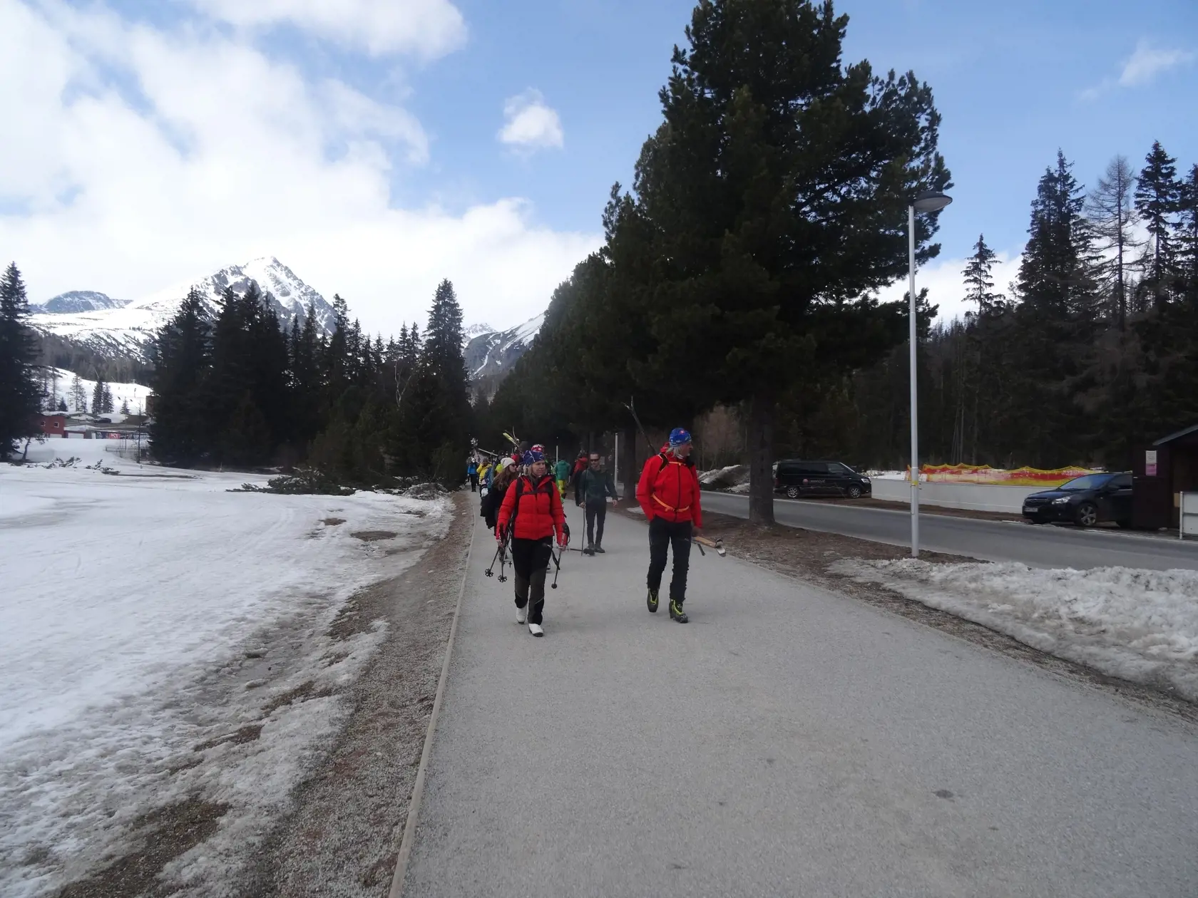 Promenádny chodník na Štrbskom Plese konečne ožil vravou turistov.