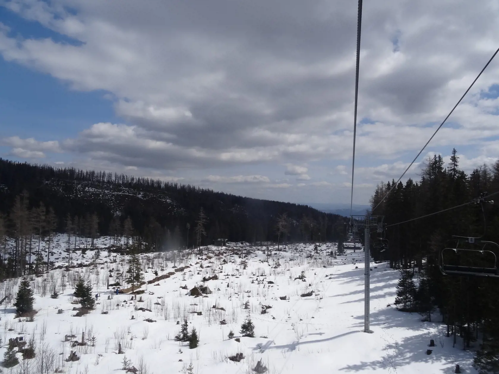 Pohľad z lanovky na slnkom zaliate Tatry.